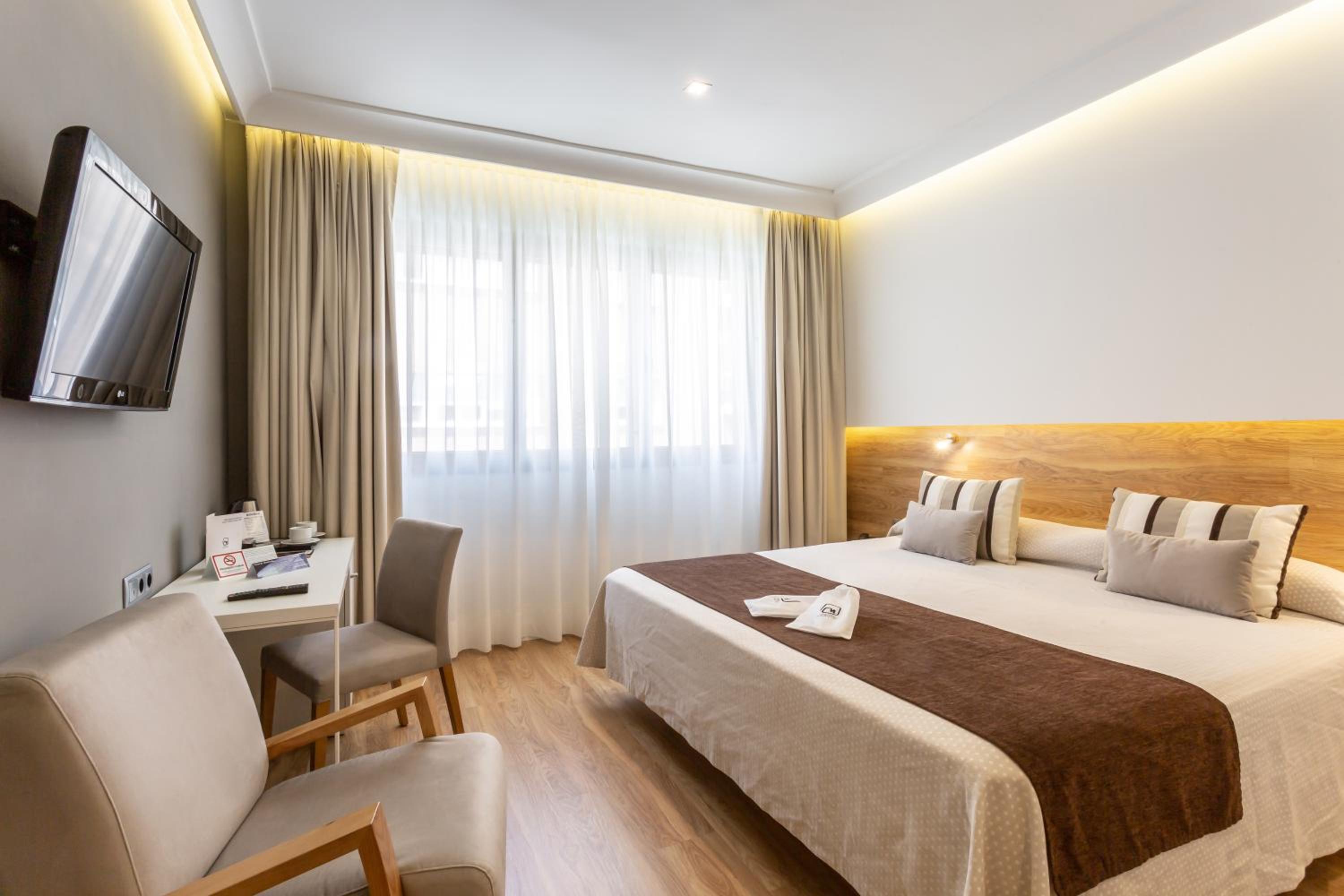 Double or Twin Room - Photo 7