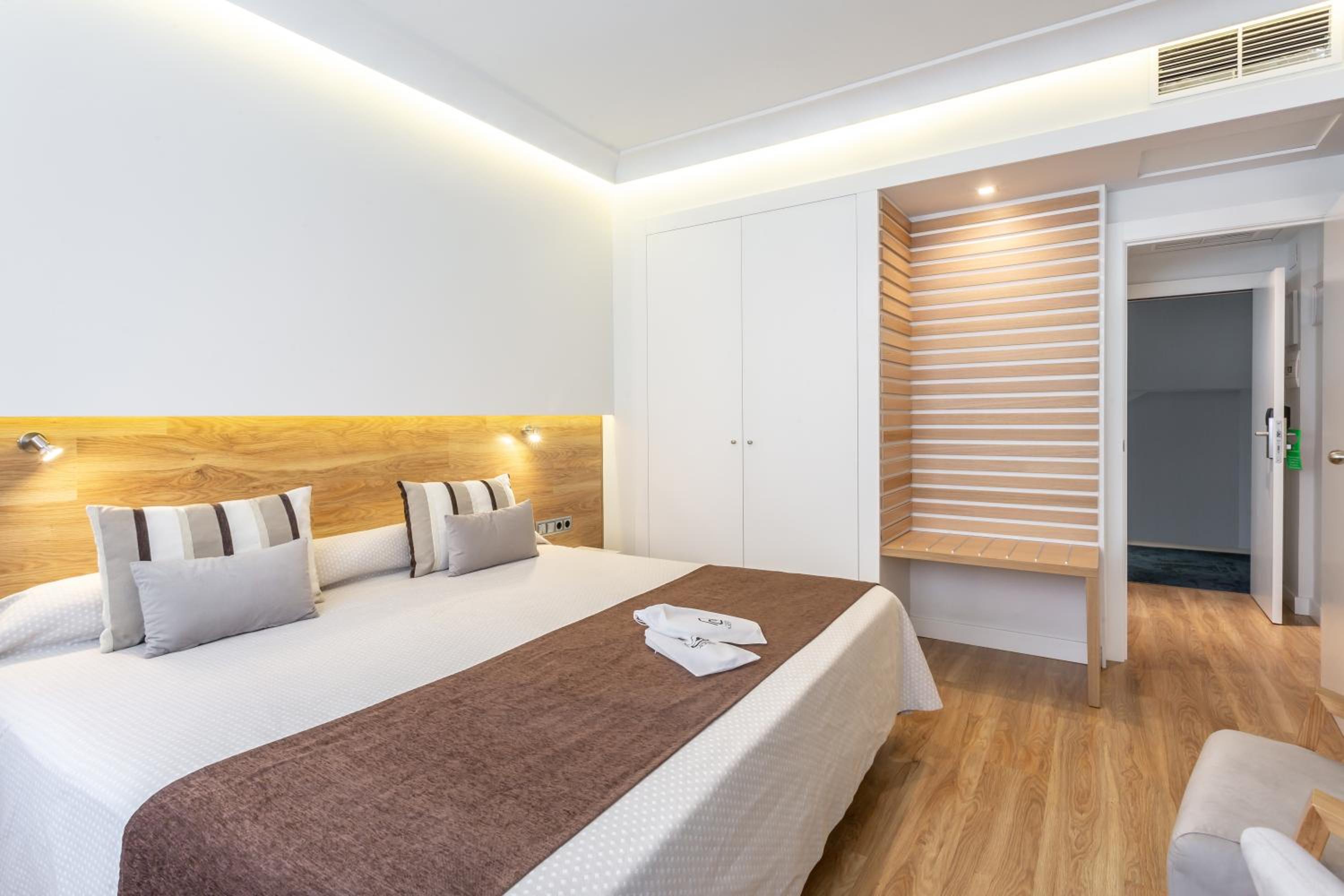 Double or Twin Room - Photo 8