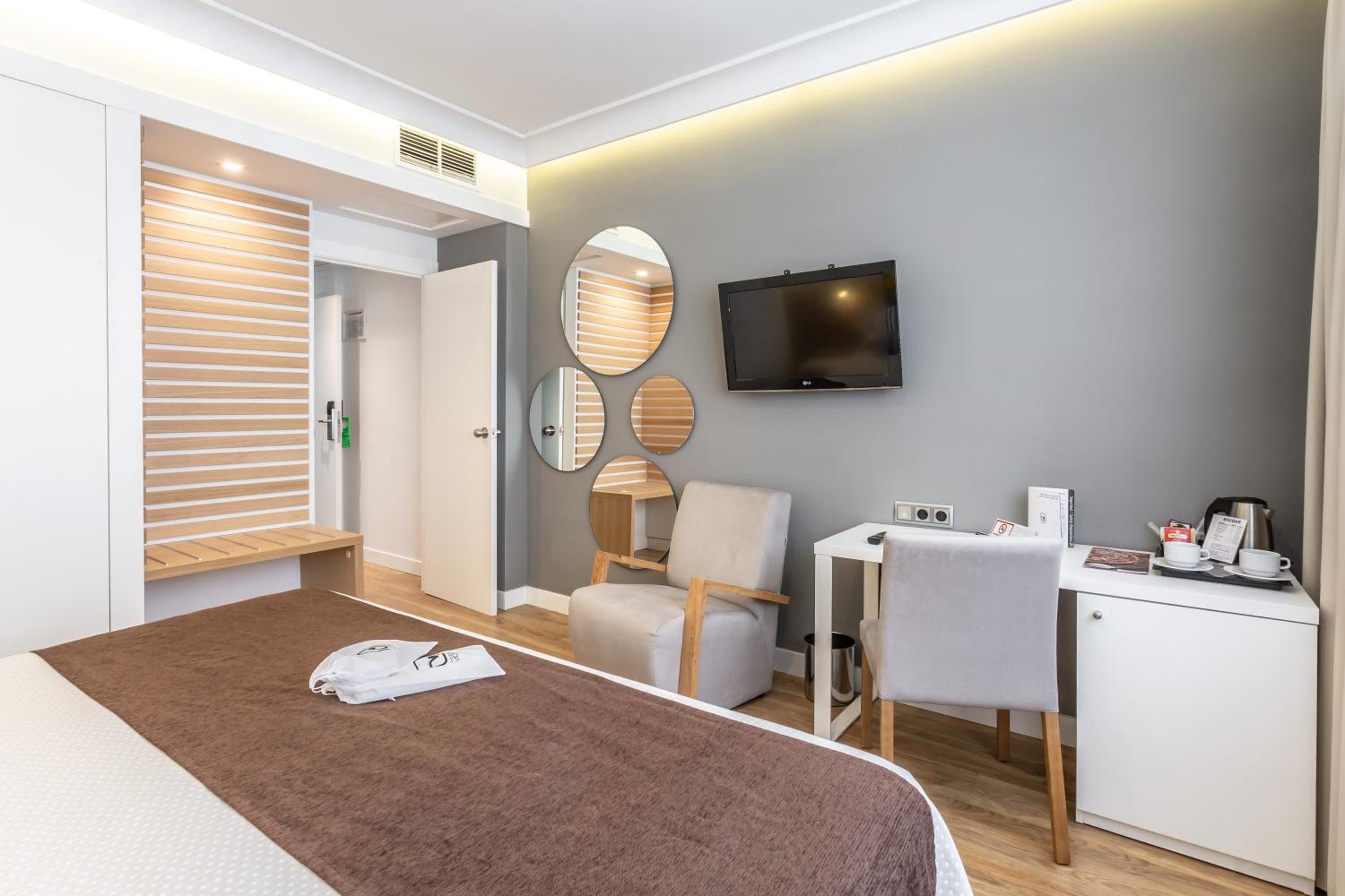 Double or Twin Room - Photo 10