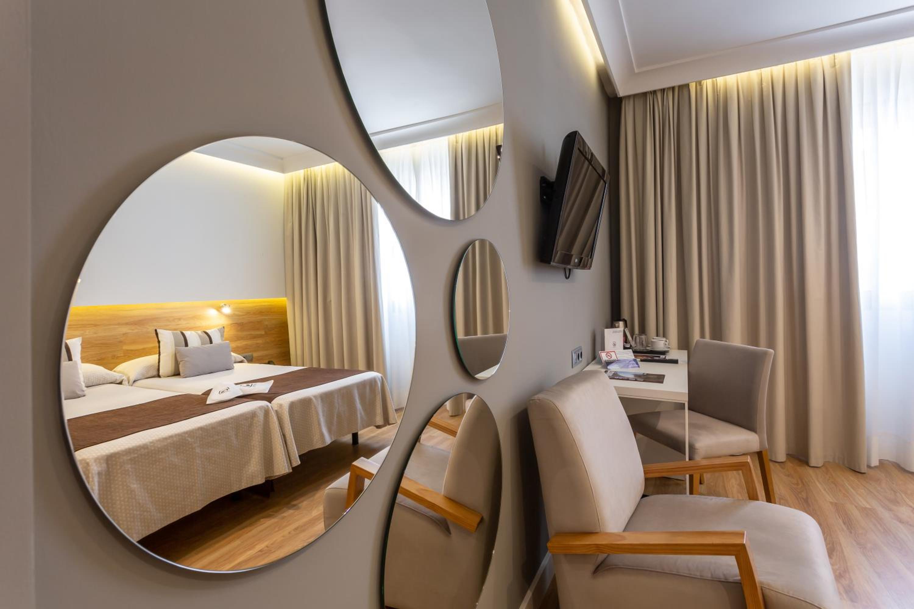 Double or Twin Room - Photo 12