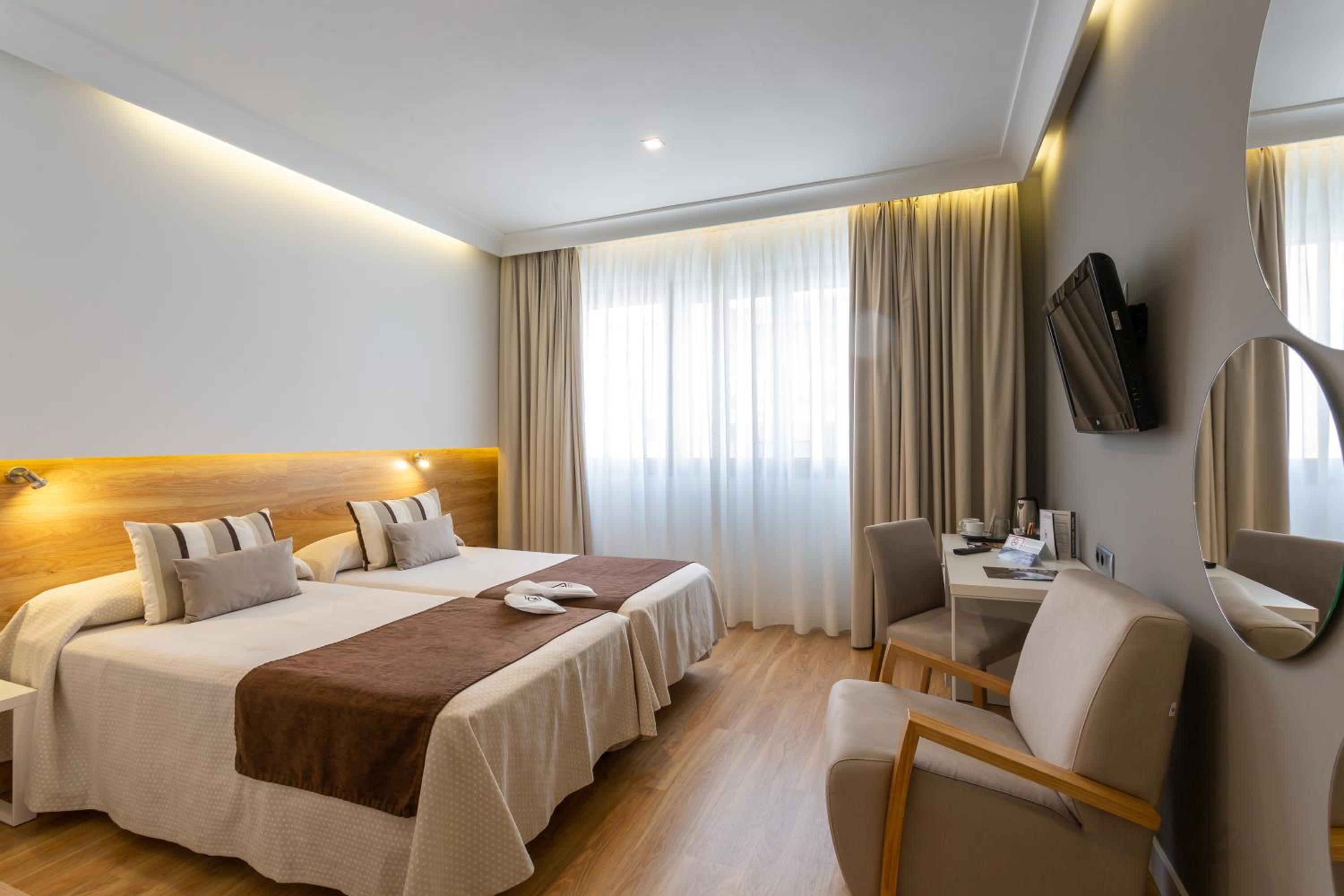 Double or Twin Room - Photo 13