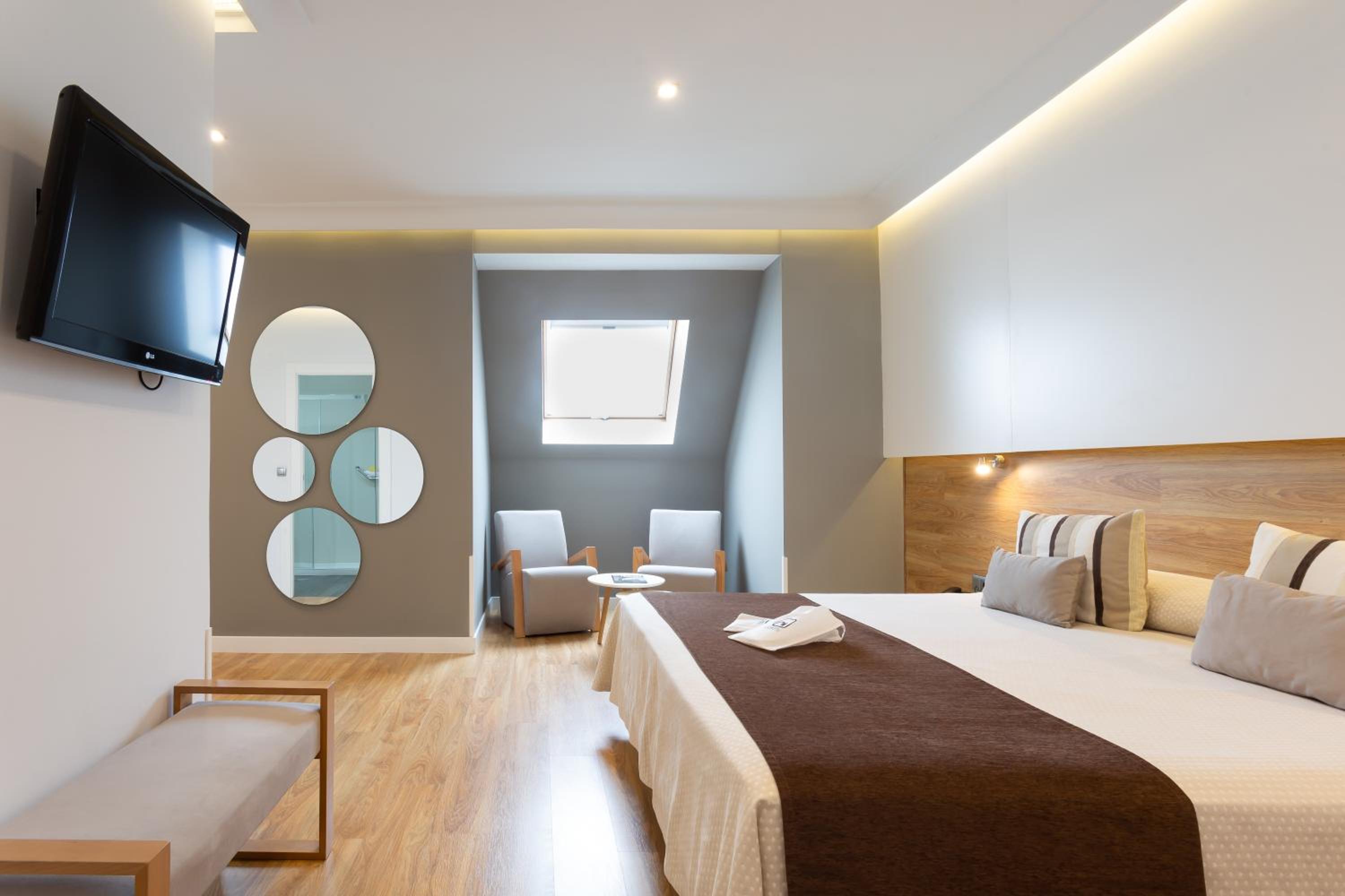 Double or Twin Room - Photo 14