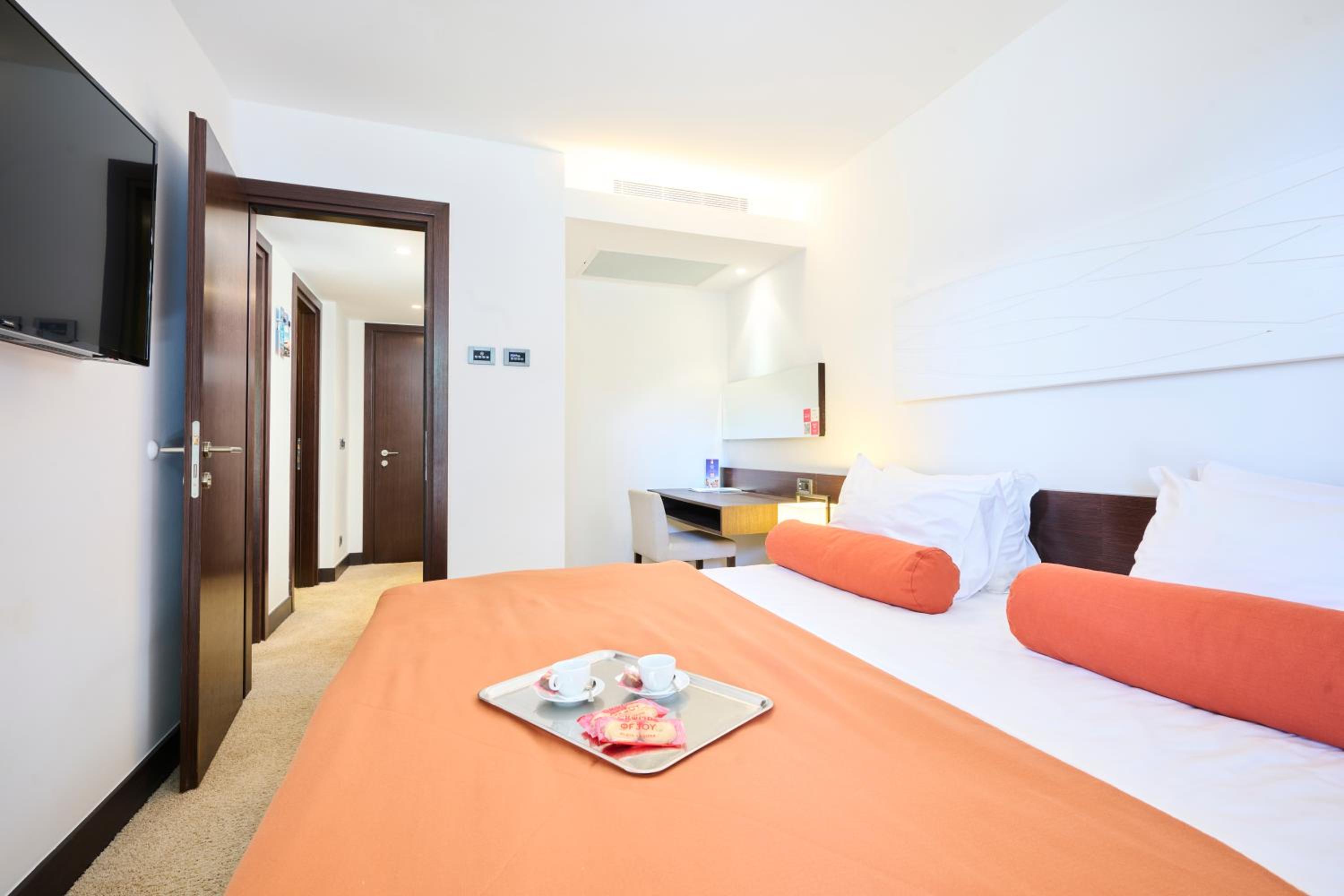 Suite with Balcony - Park Side - Photo 1
