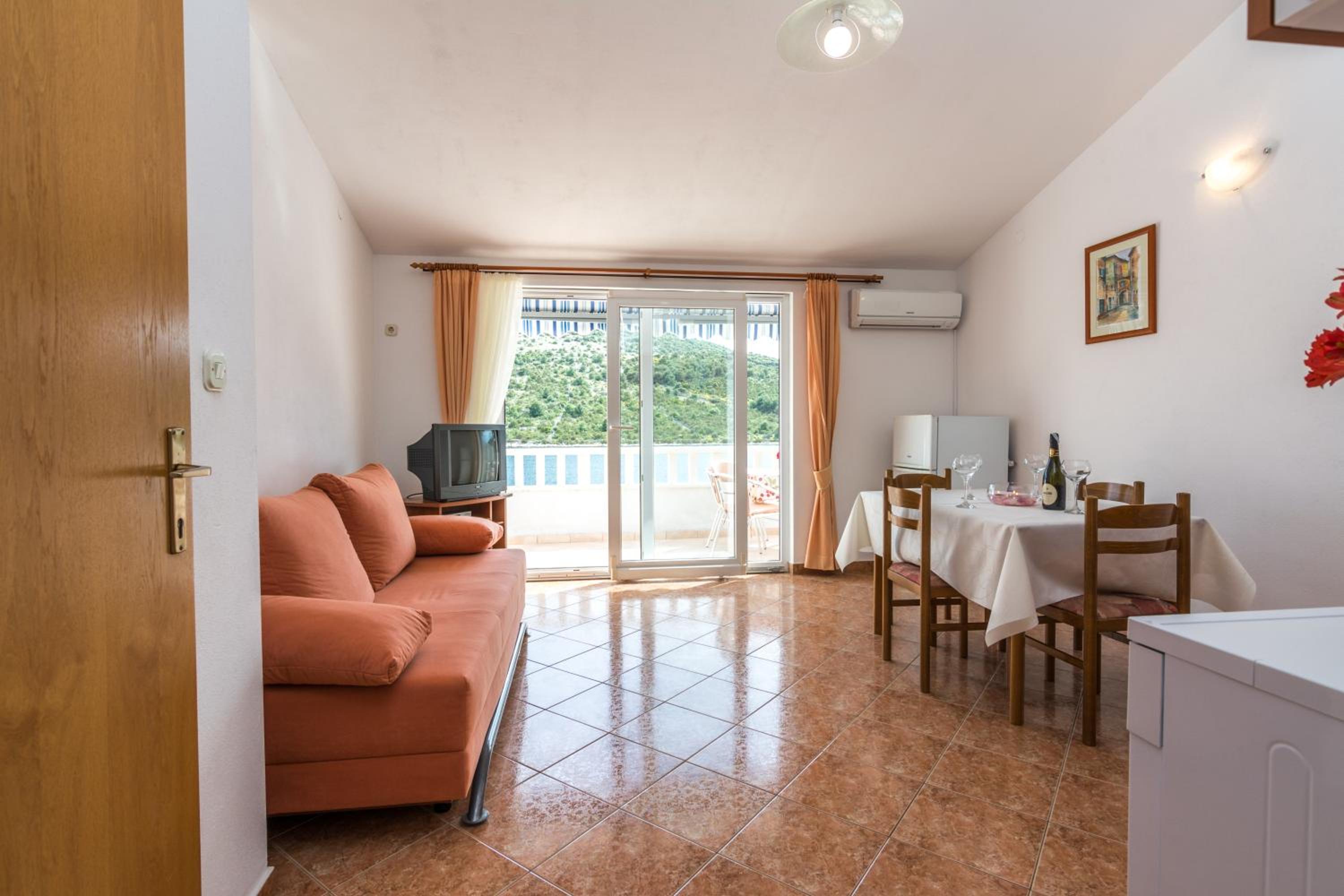 One-Bedroom Apartment (3 Adults) - Photo 2
