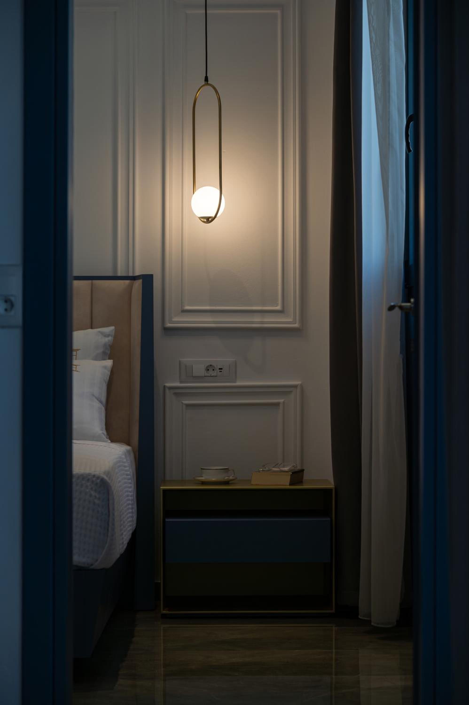 Deluxe One-Bedroom Apartment