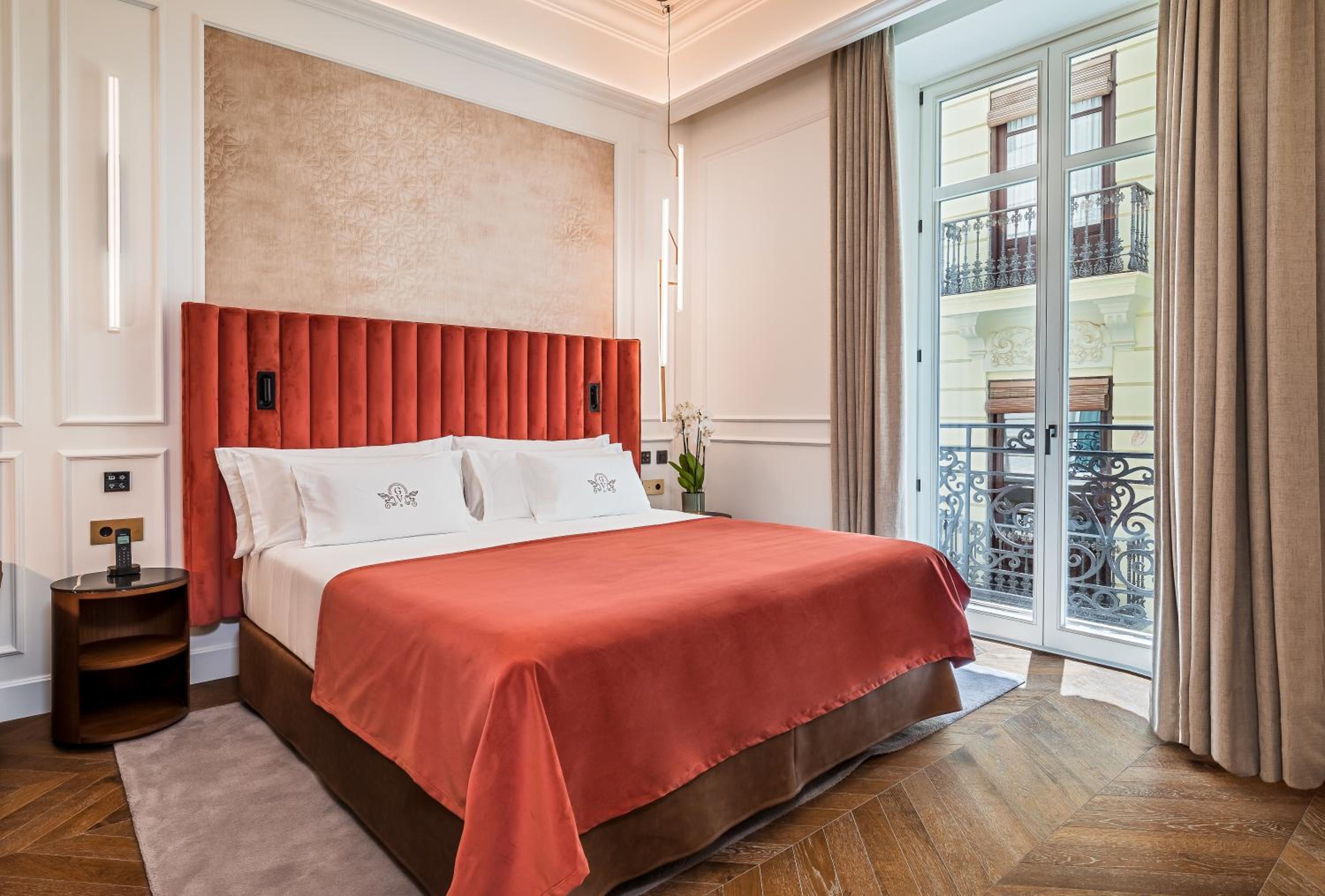 Deluxe Double Room with Balcony photo 2