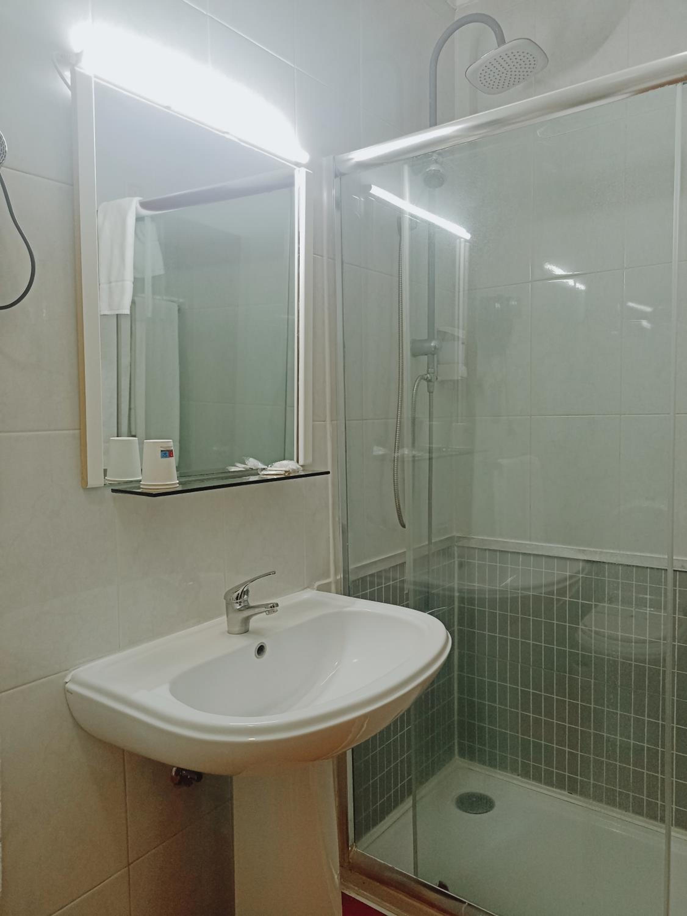 Twin Room - Photo 3
