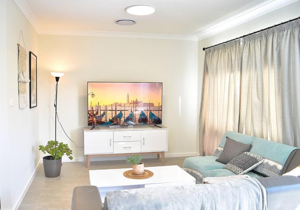 Five-Bedroom House photo 1