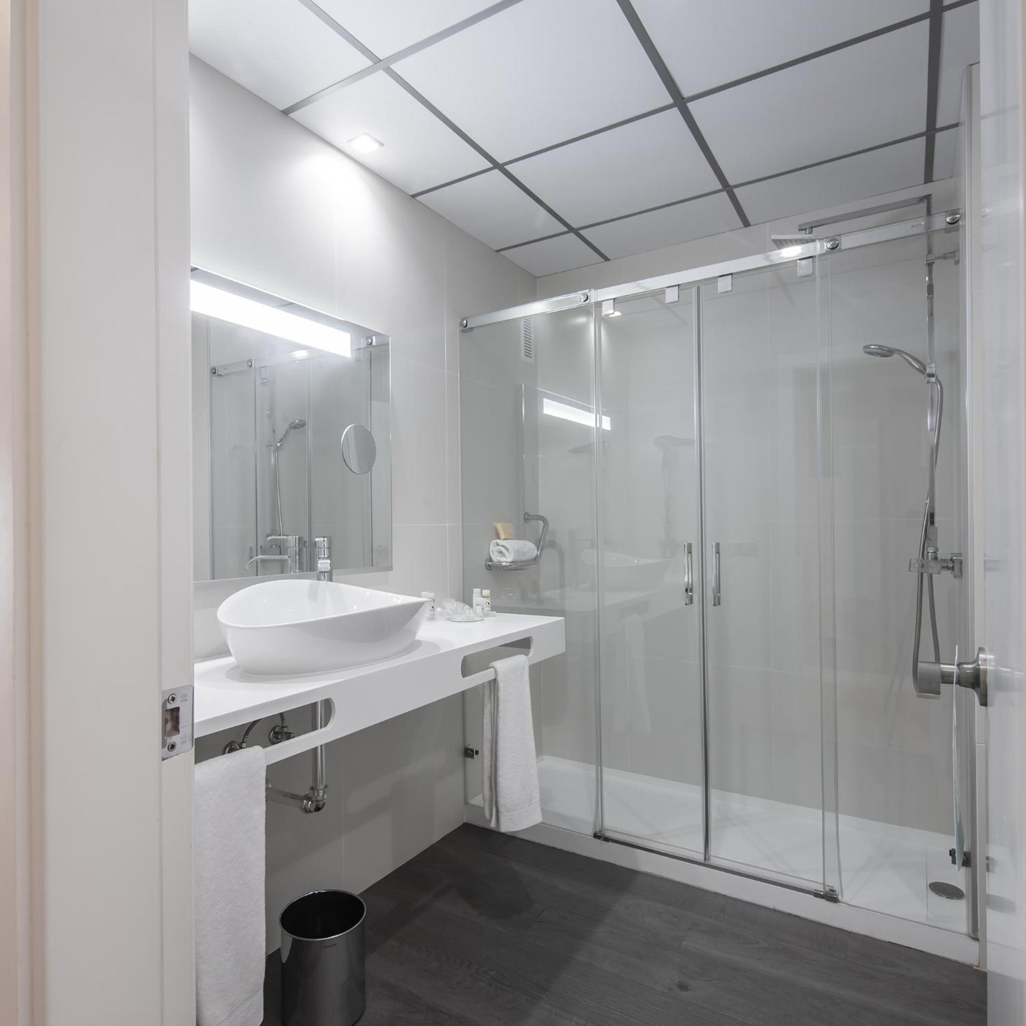 Double or Twin Room - Photo 6