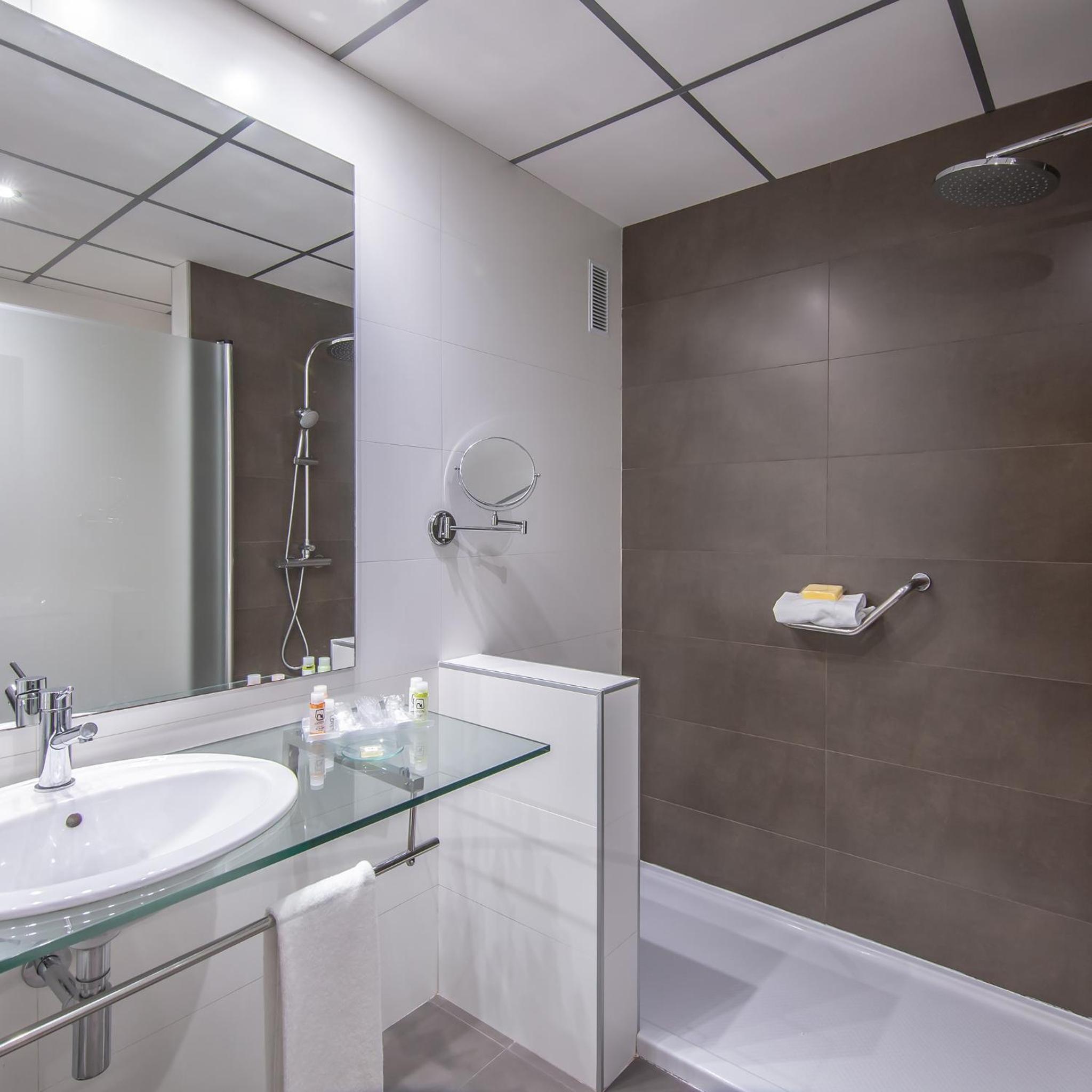 Double or Twin Room - Photo 13