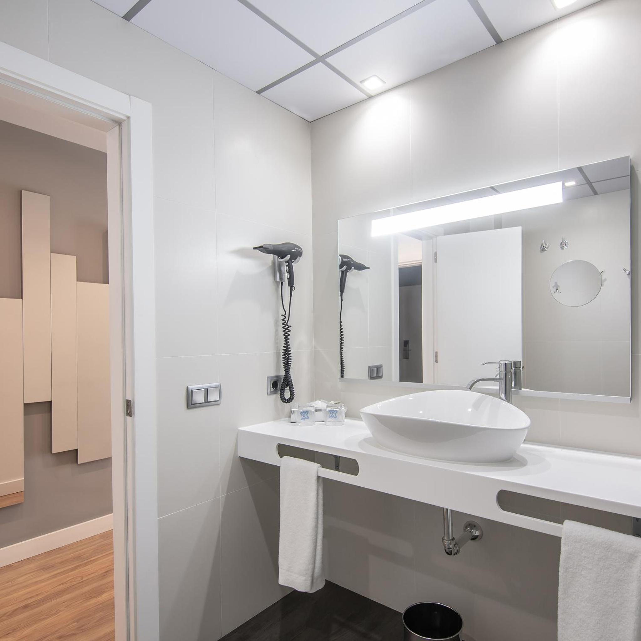 Double or Twin Room - Photo 12