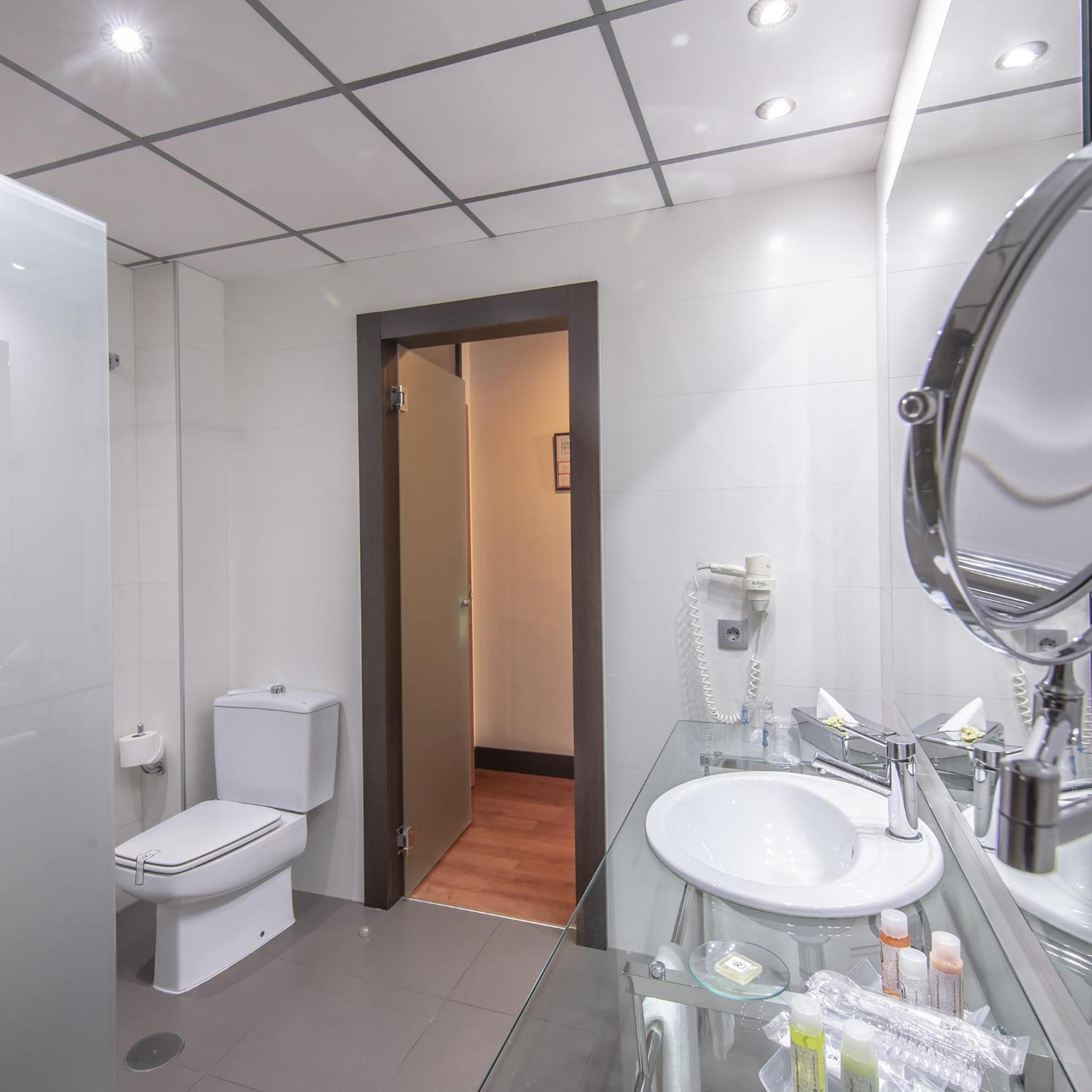 Double or Twin Room - Photo 11