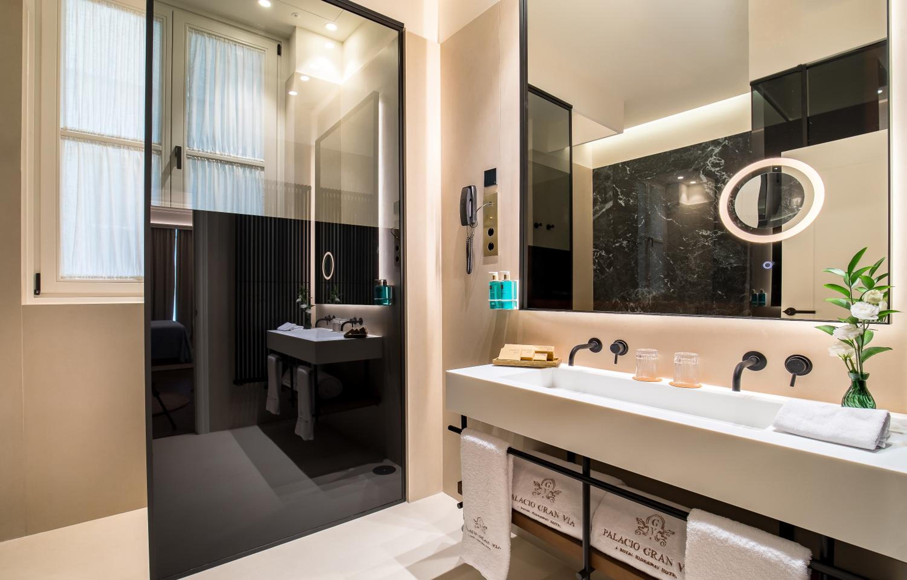Deluxe Double Room with City View - Photo 10
