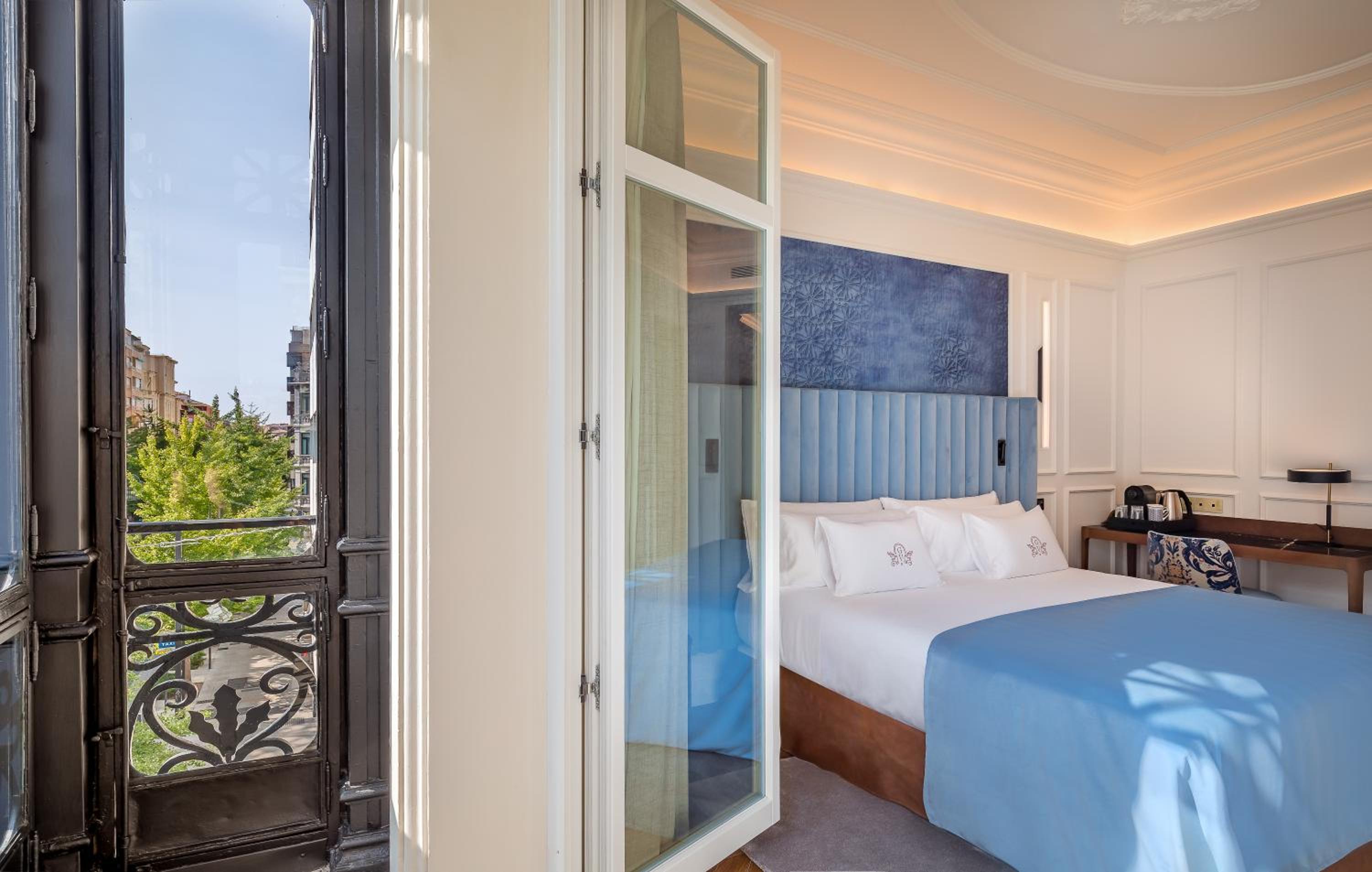 Deluxe Double Room with City View - Photo 8