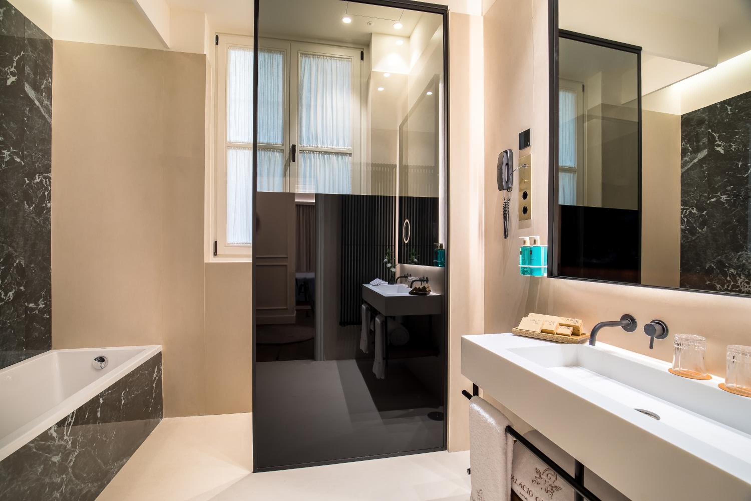 Deluxe Double Room with City View - Photo 9