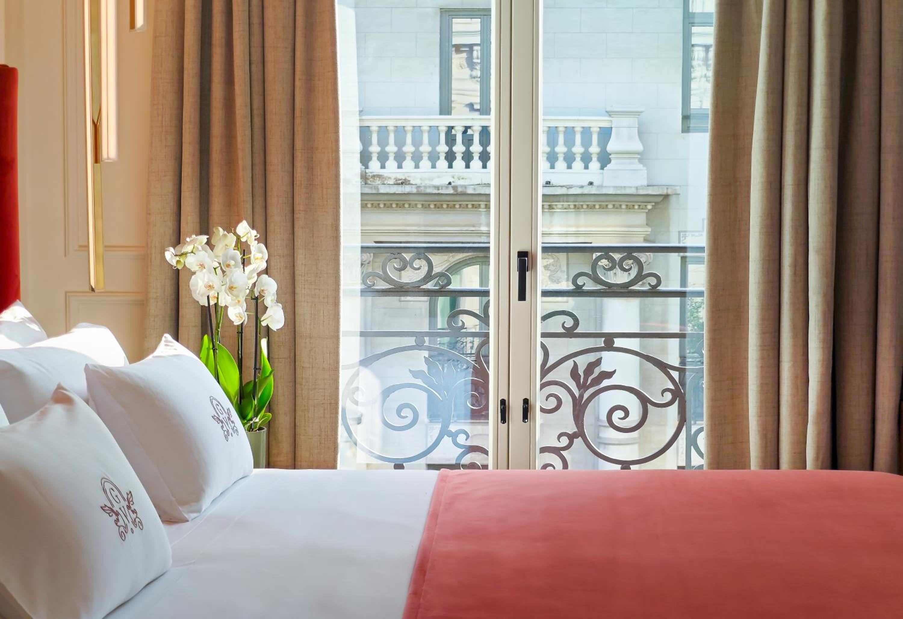 Deluxe Double Room with City View - Photo 7