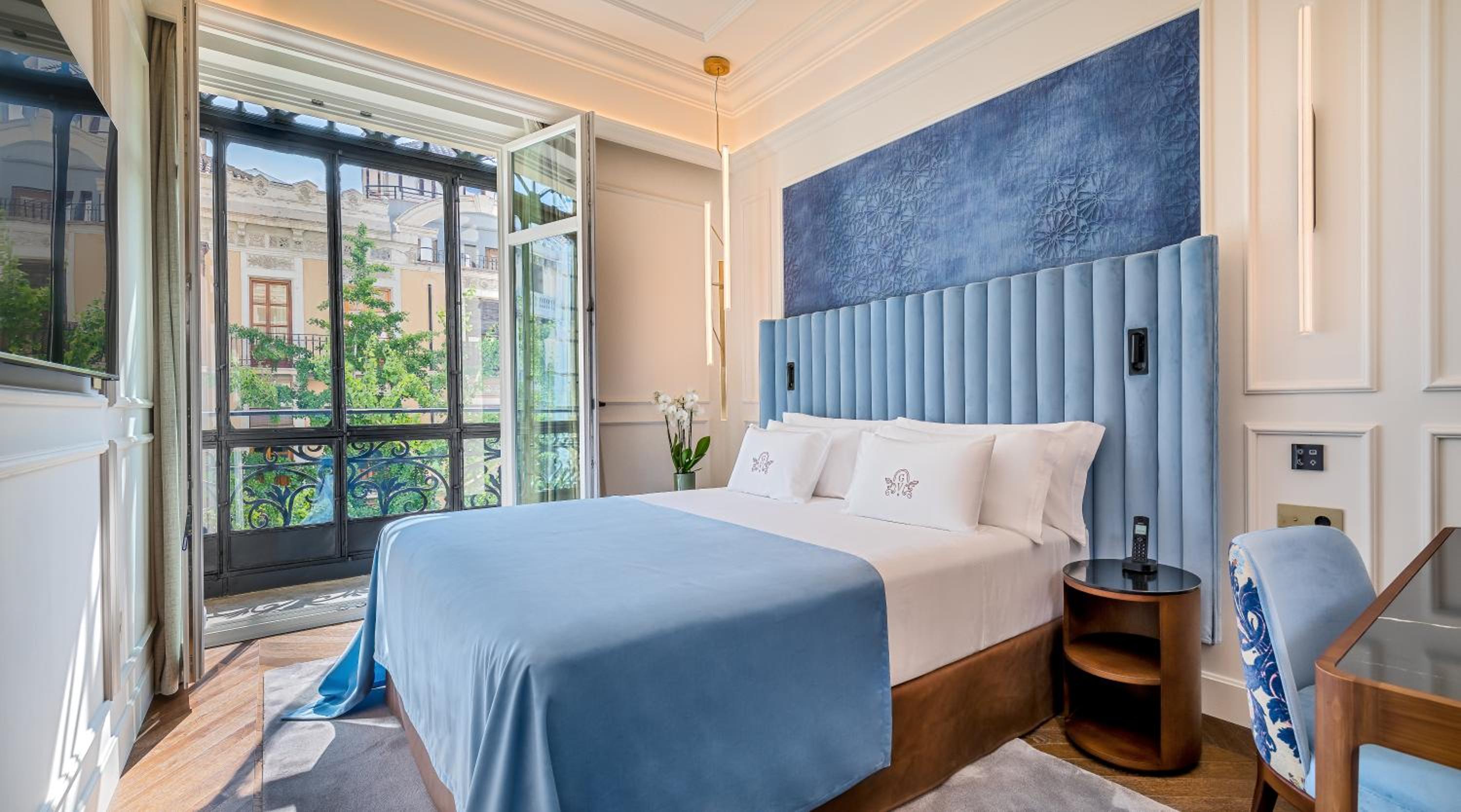Deluxe Double Room with City View - Photo 2