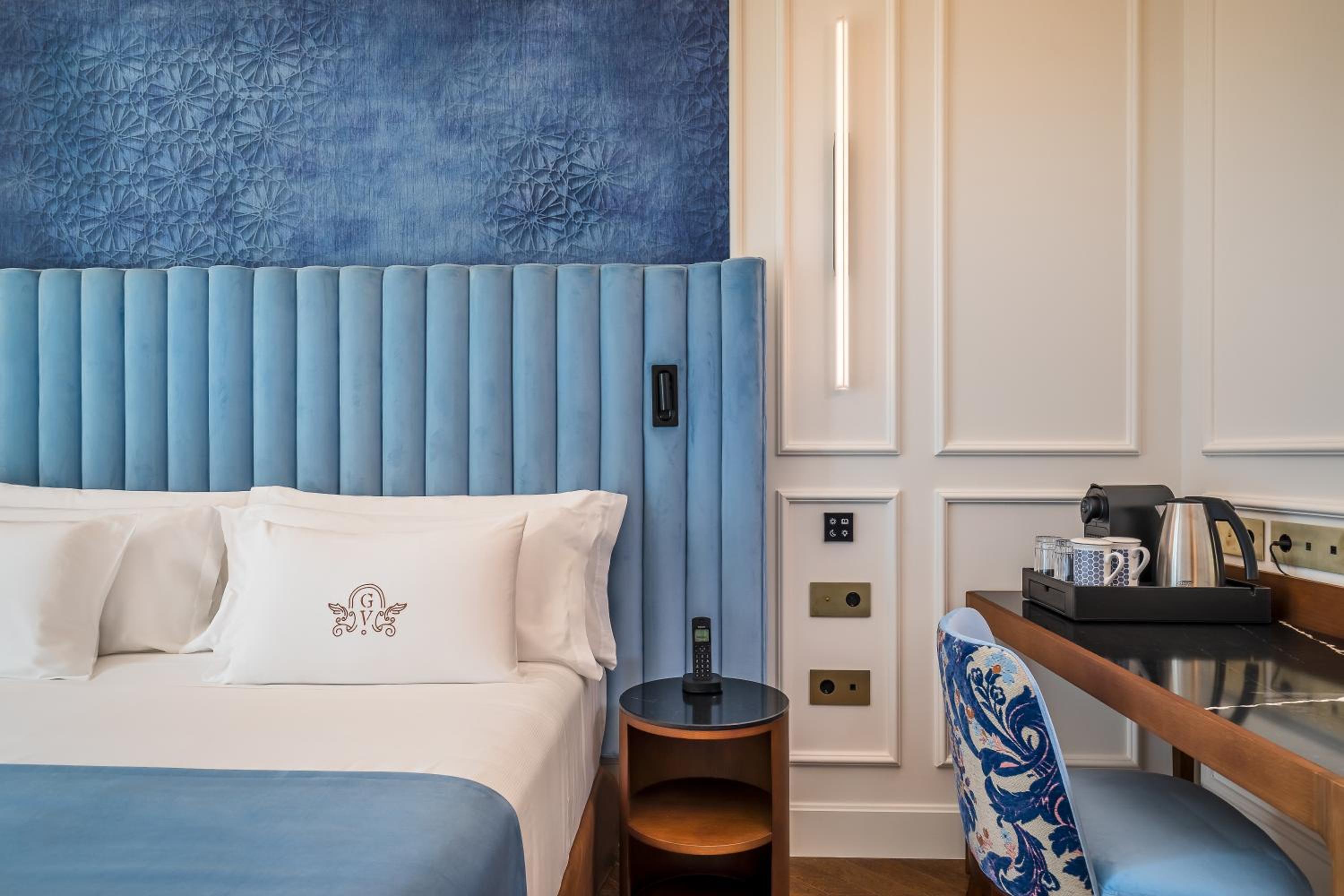 Deluxe Double Room with City View - Photo 21