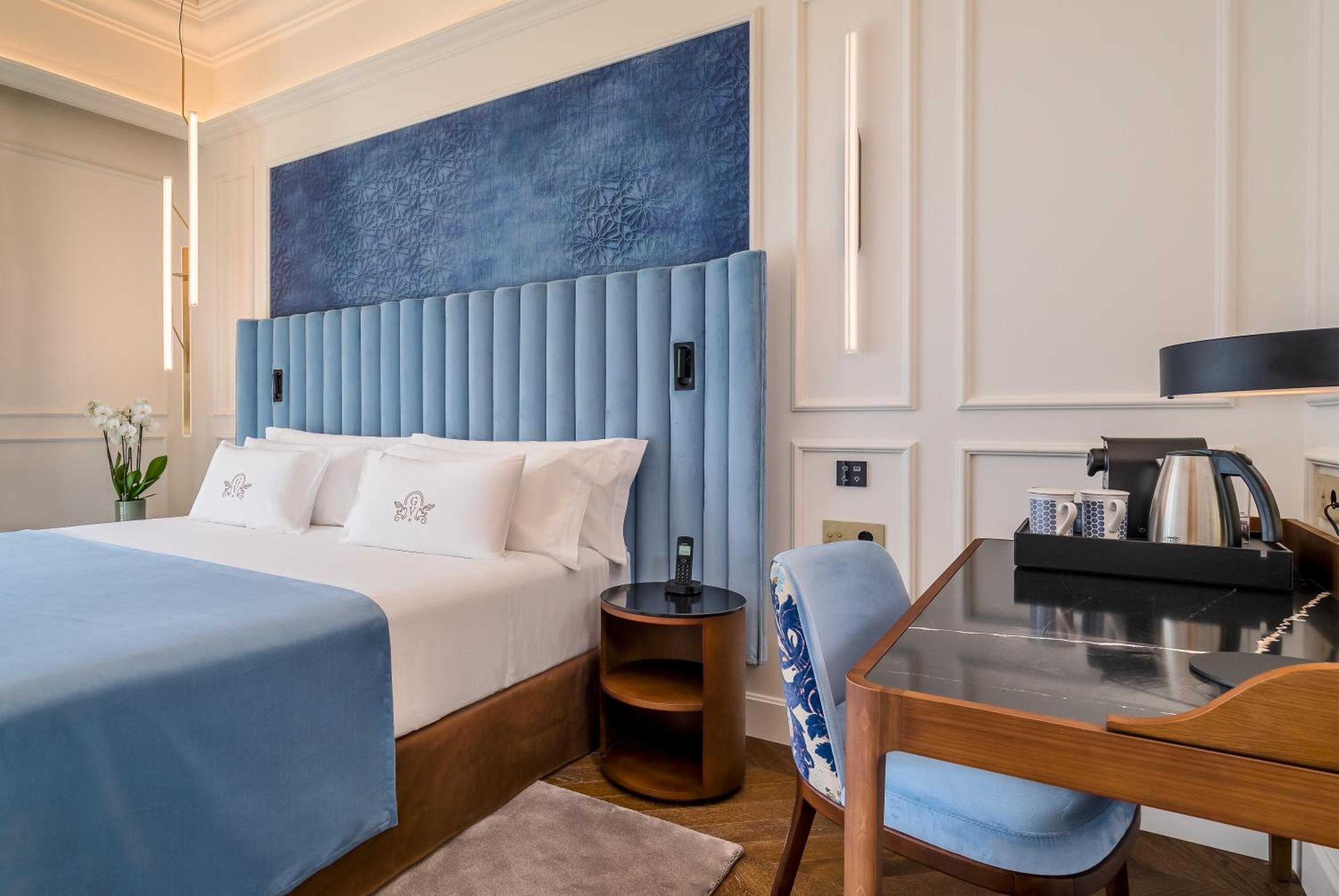 Deluxe Double Room with City View - Photo 3