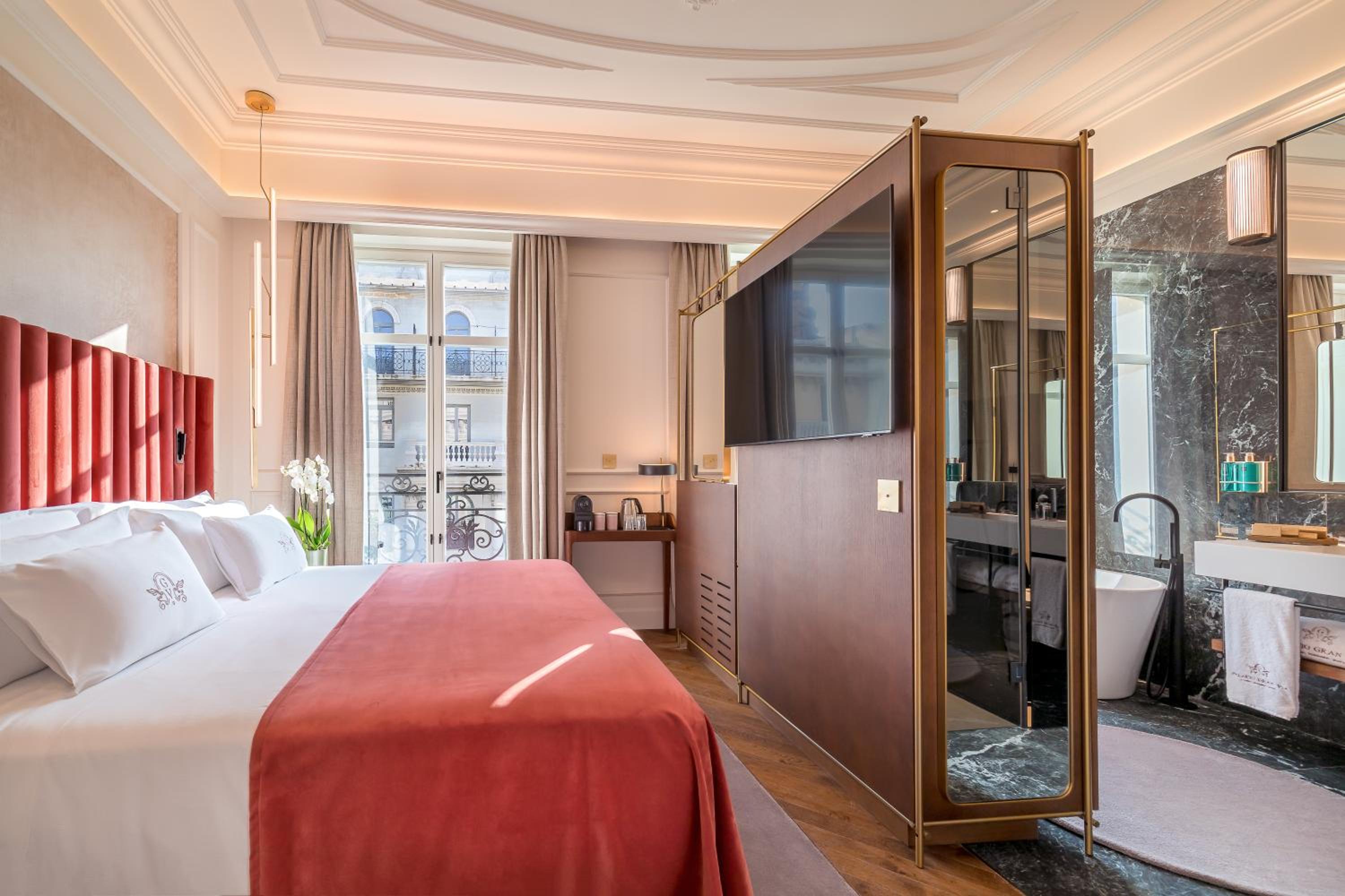 Deluxe Double Room with City View - Photo 4