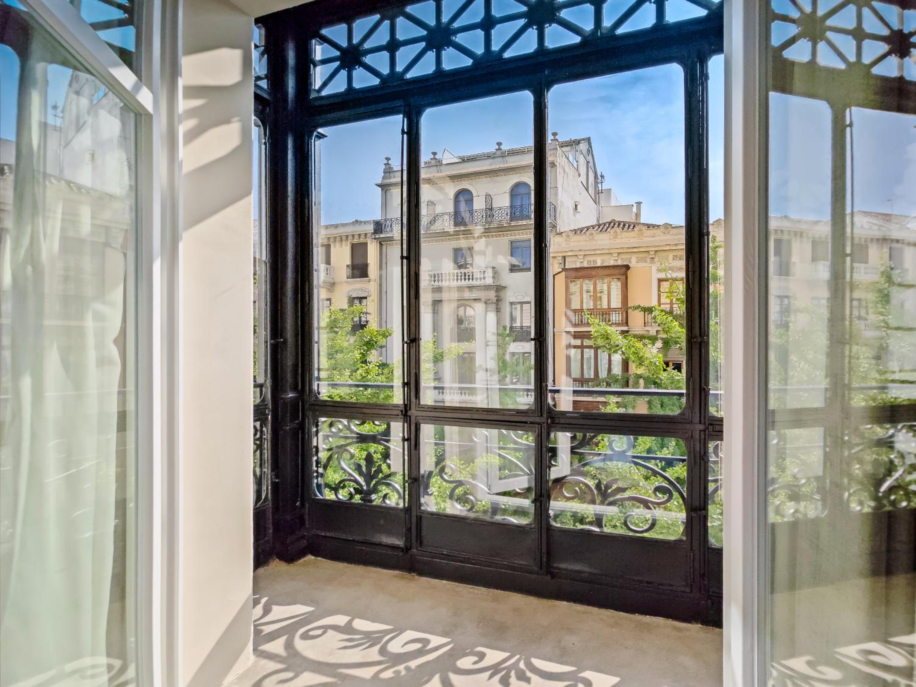 Deluxe Double Room with City View - Photo 5