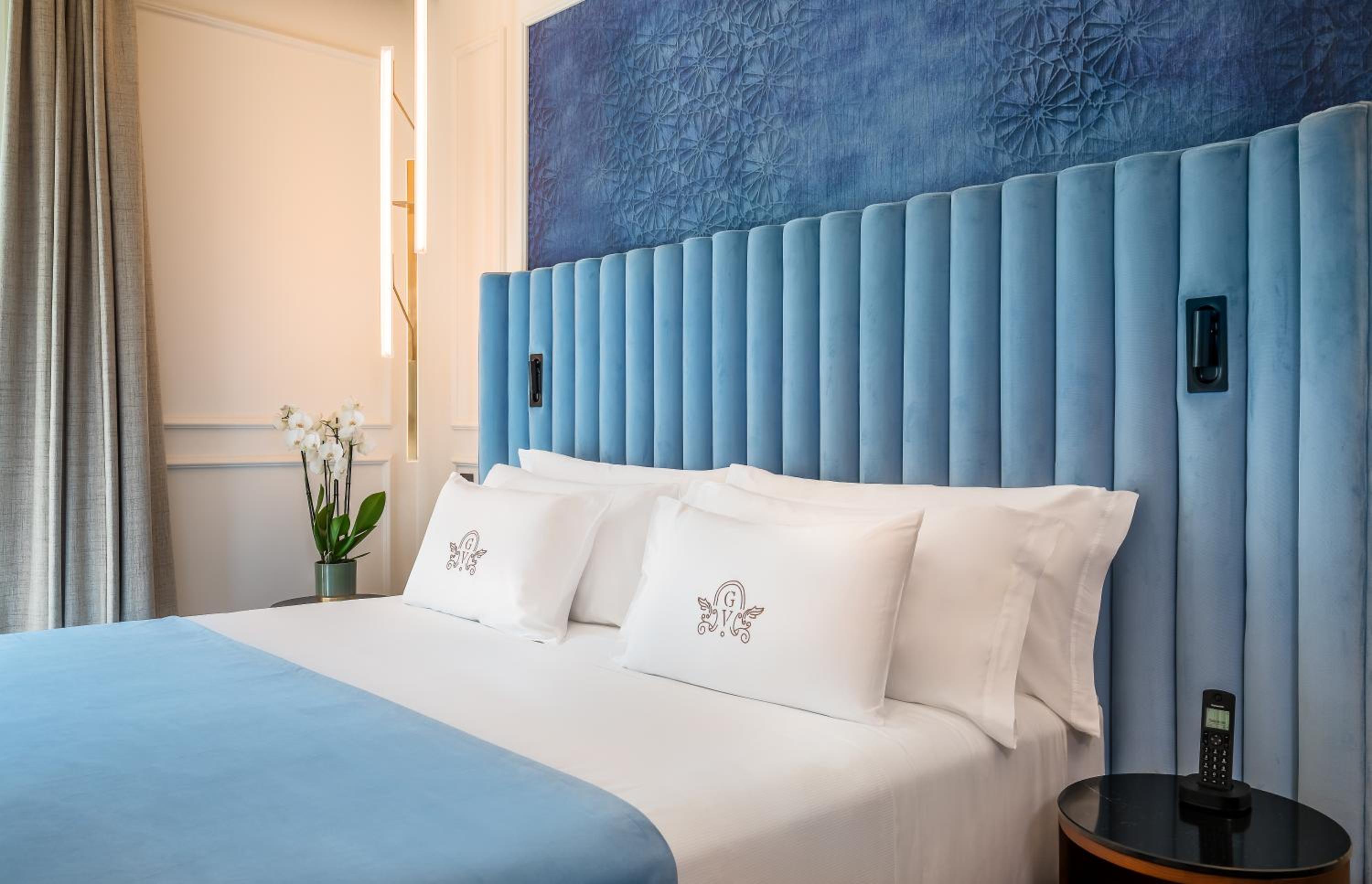 Deluxe Double Room with City View - Photo 16