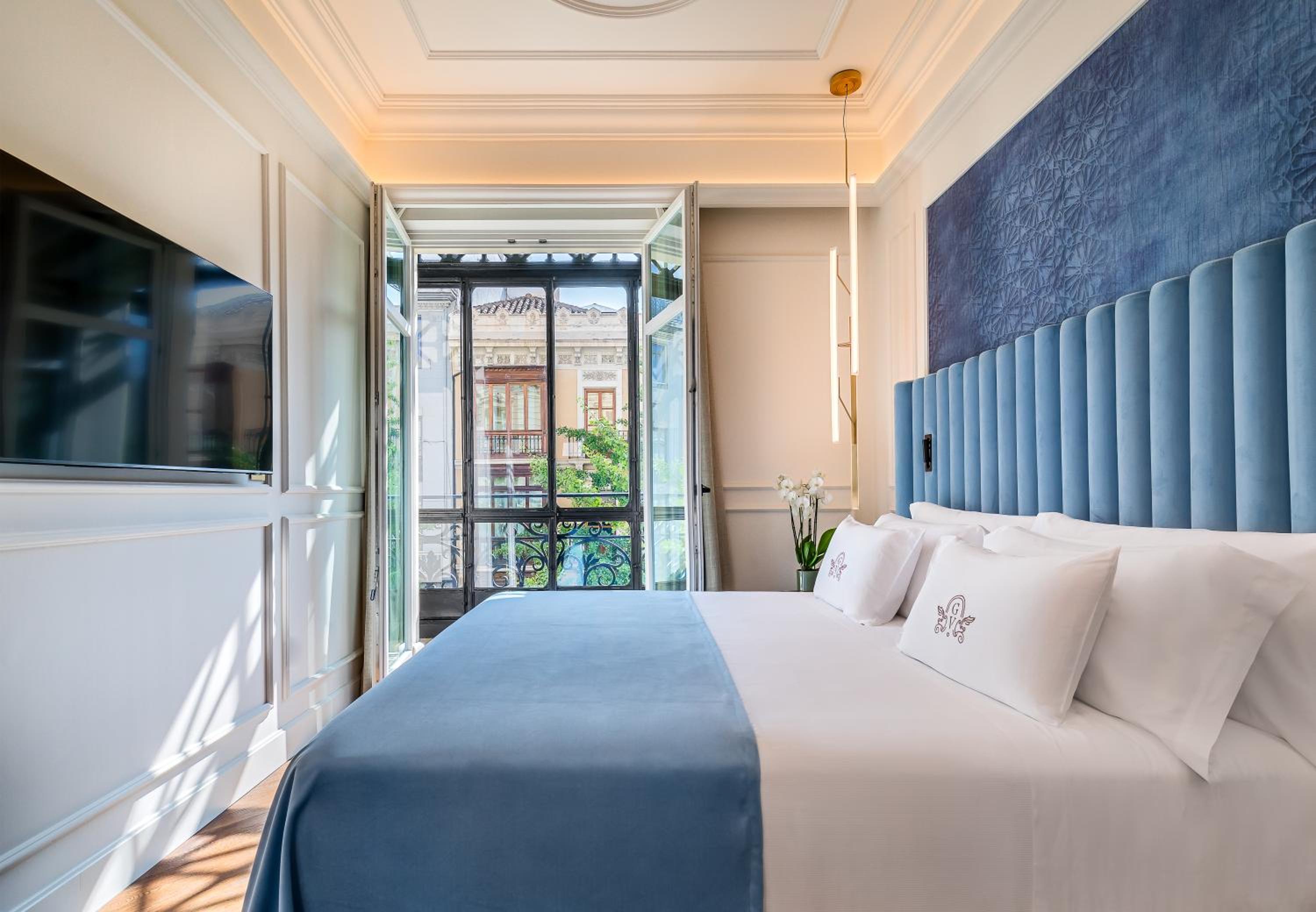 Deluxe Double Room with City View - Photo 14