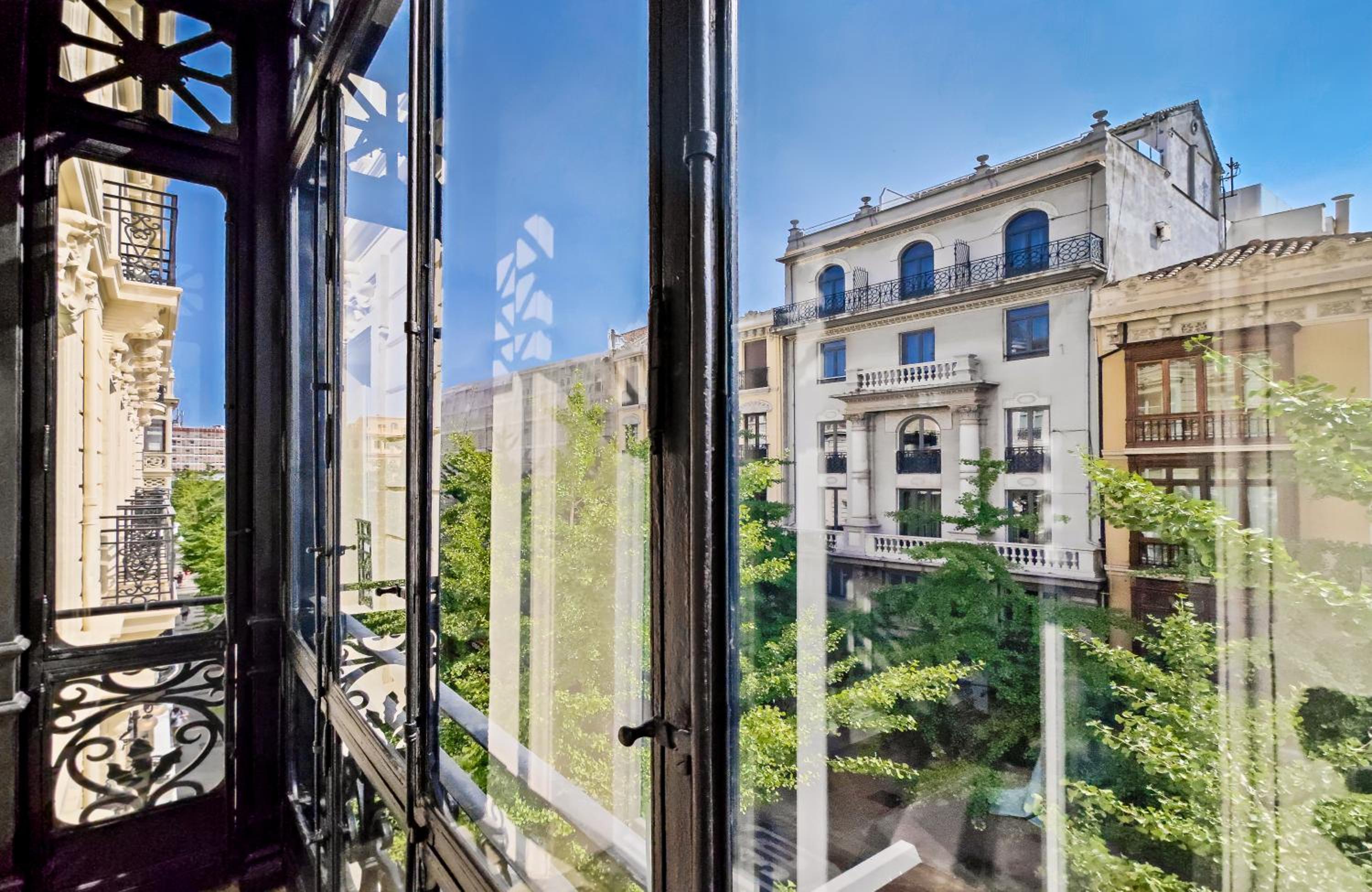 Deluxe Double Room with City View - Photo 13