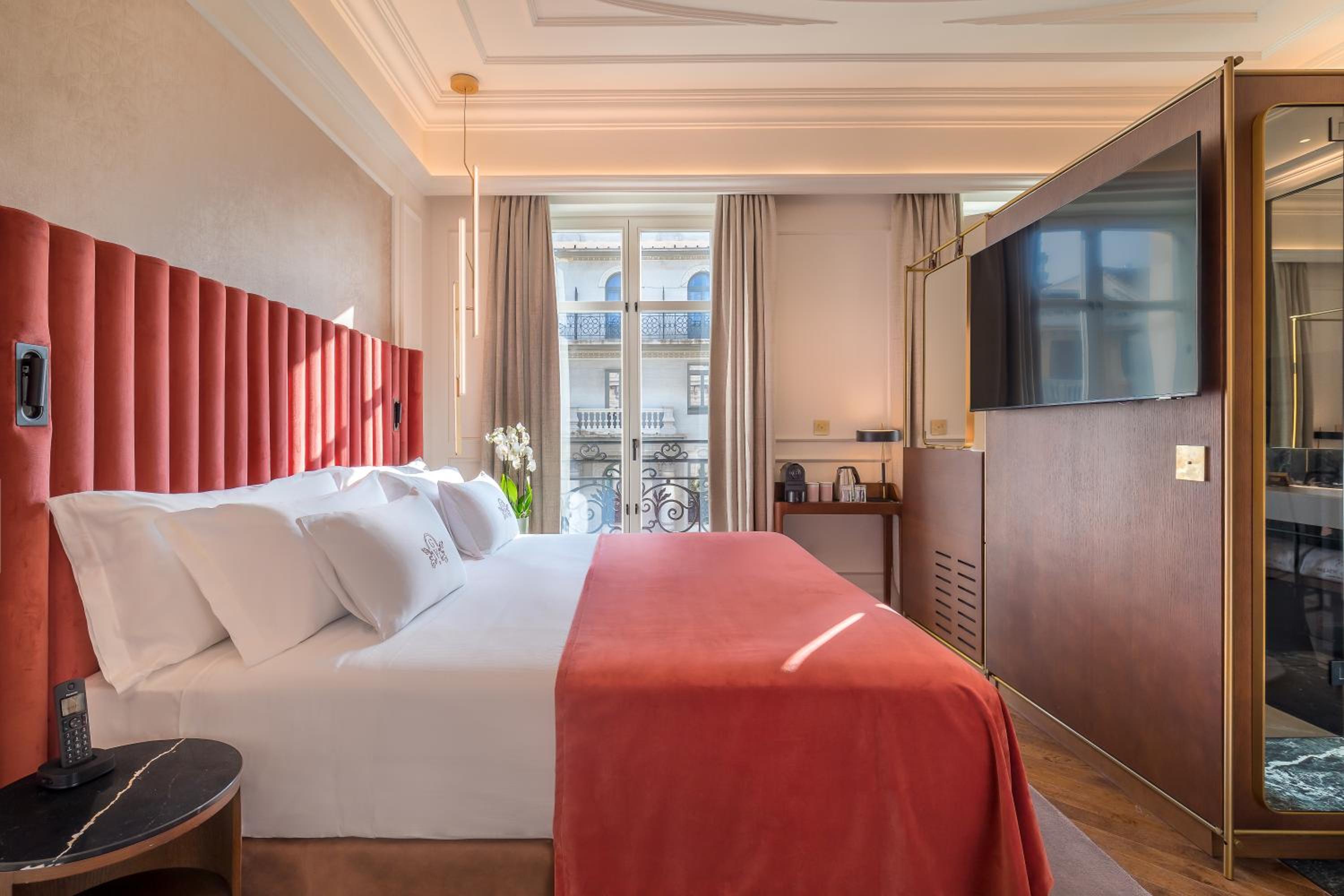 Deluxe Double Room with City View - Photo 11