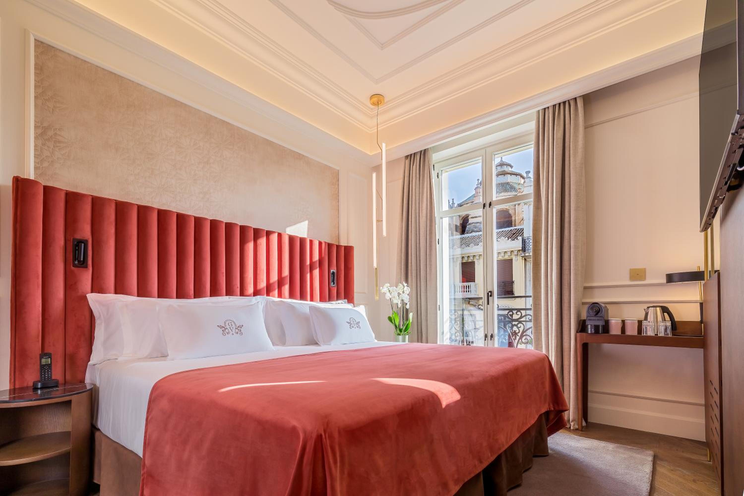 Deluxe Double Room with City View - Photo 12
