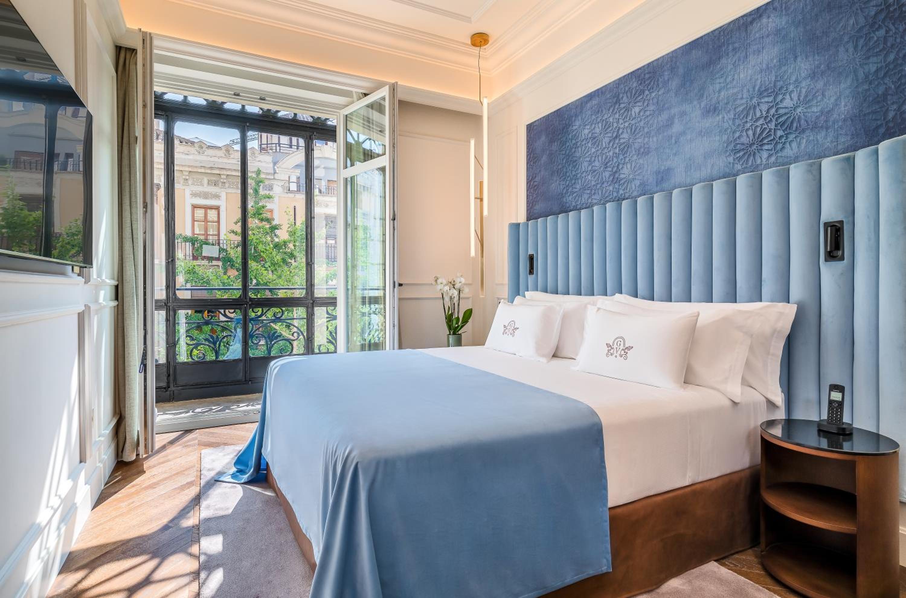 Deluxe Double Room with City View - Photo 20