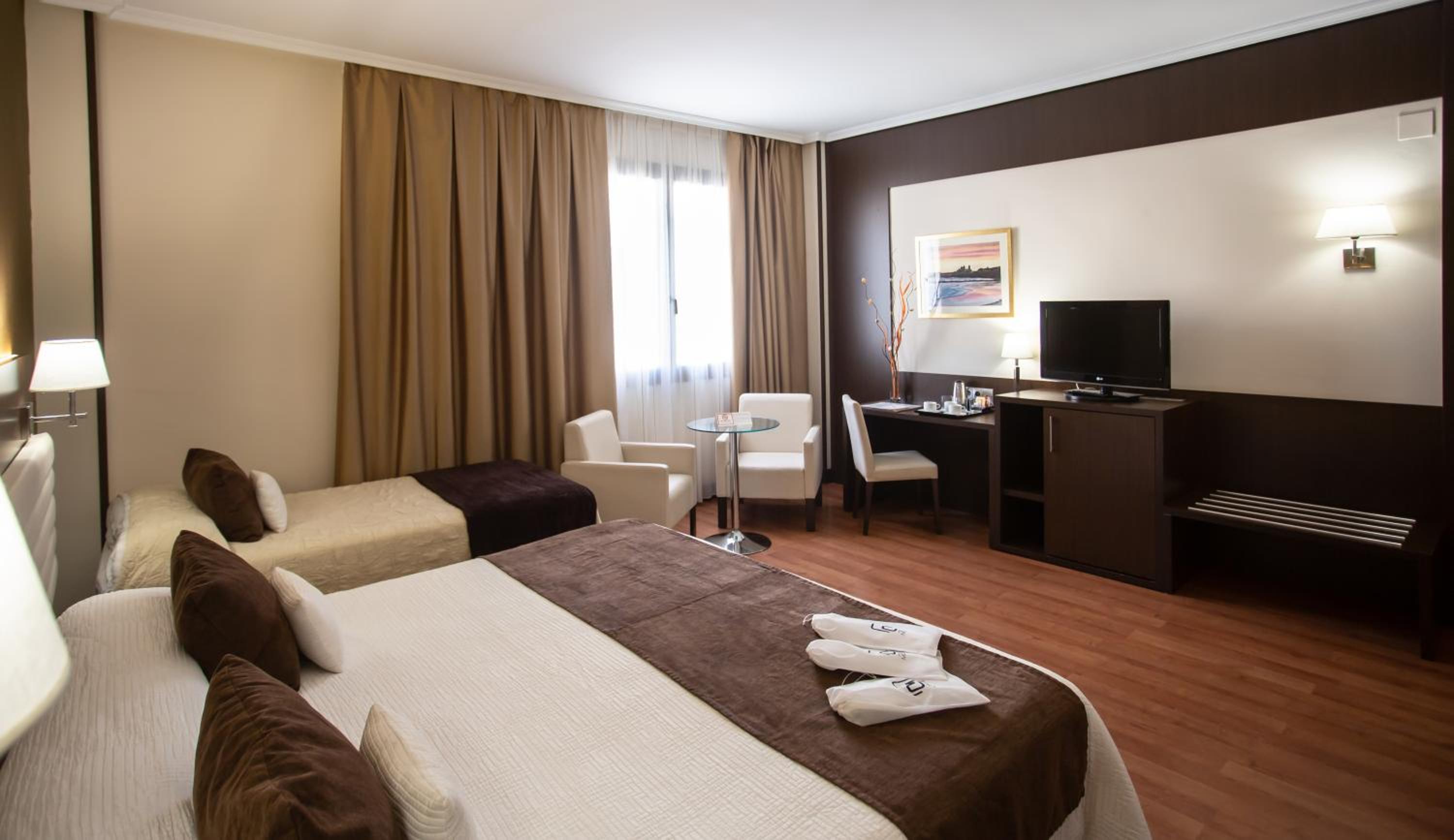 Twin Room with Extra Bed photo 3