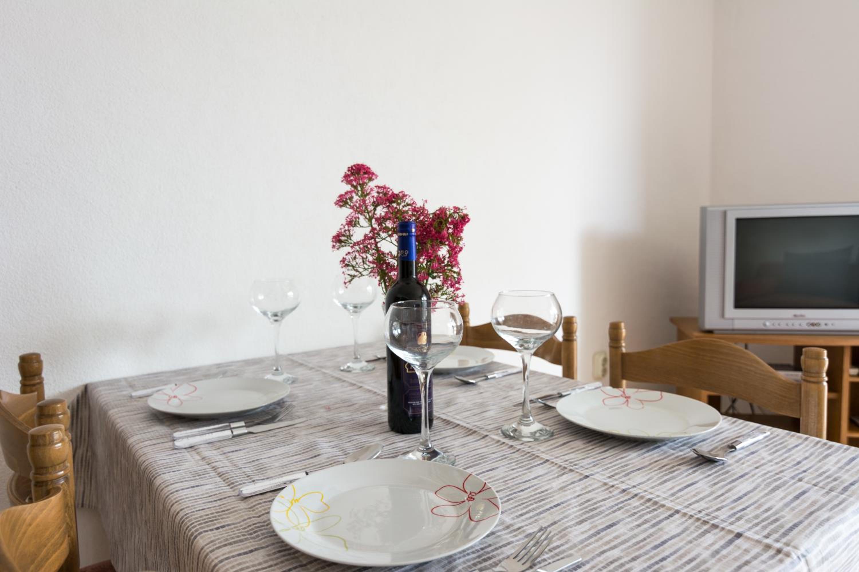 One-Bedroom Apartment (4 Adults) - Photo 8