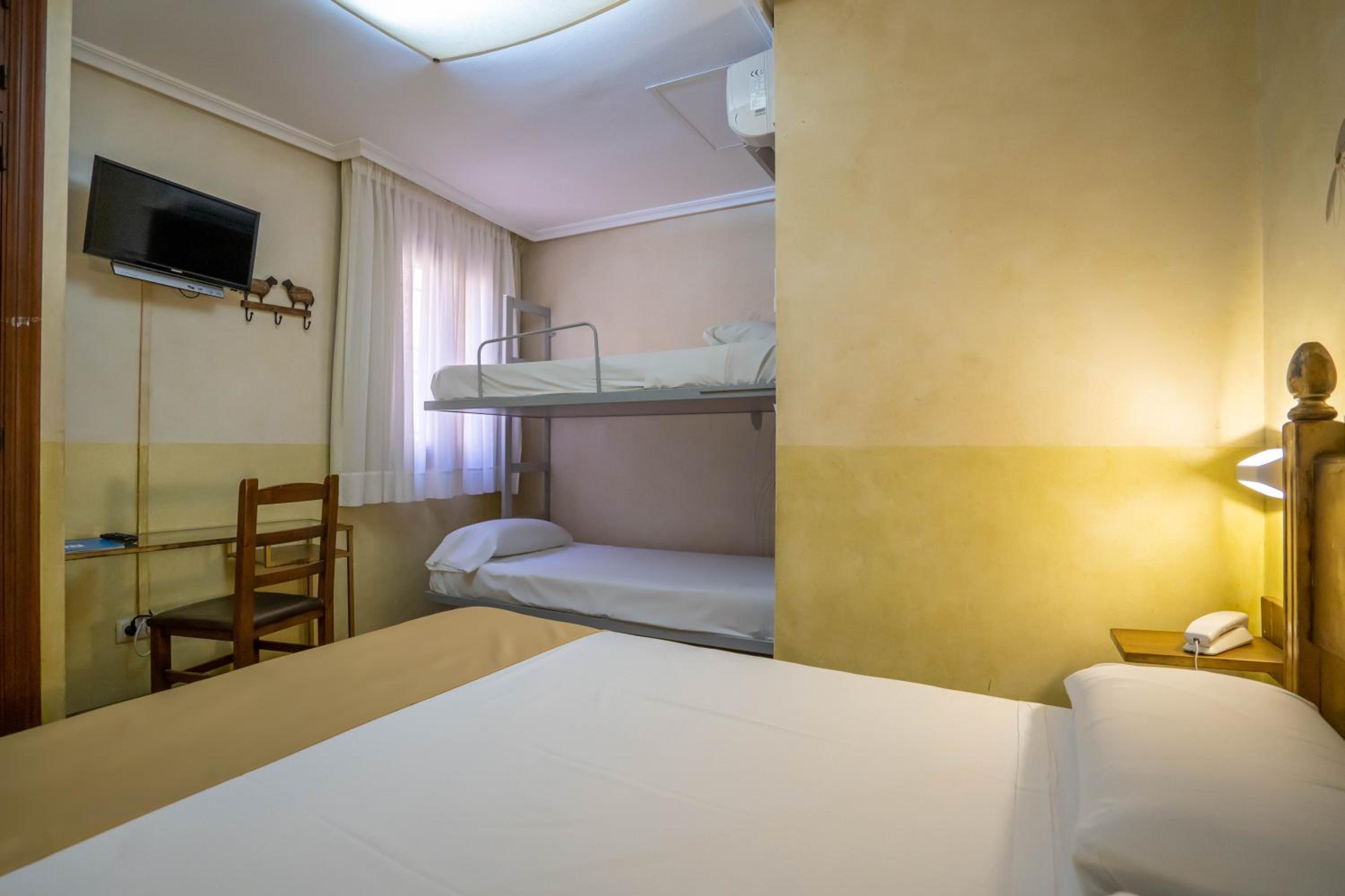 Double Room with two Extra Beds photo 2