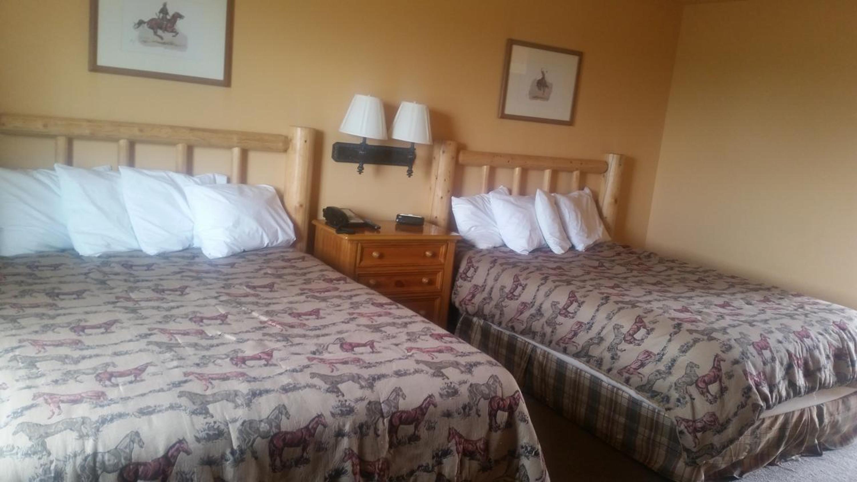 Queen Room with Two Queen Beds photo 3