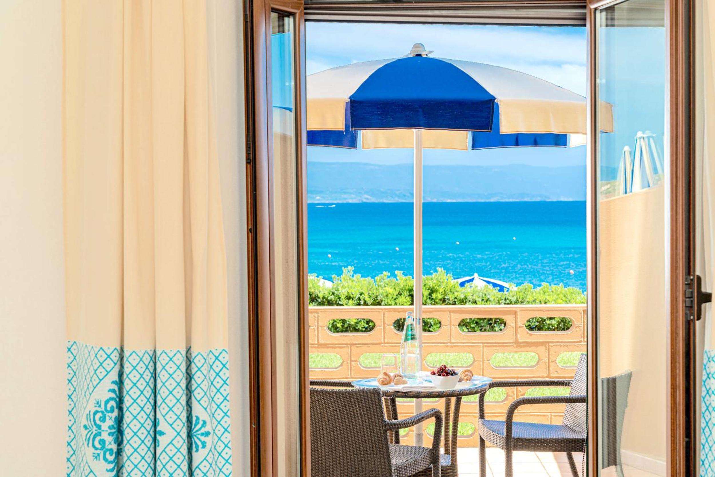 Superior Triple Room with Sea View - Photo 8