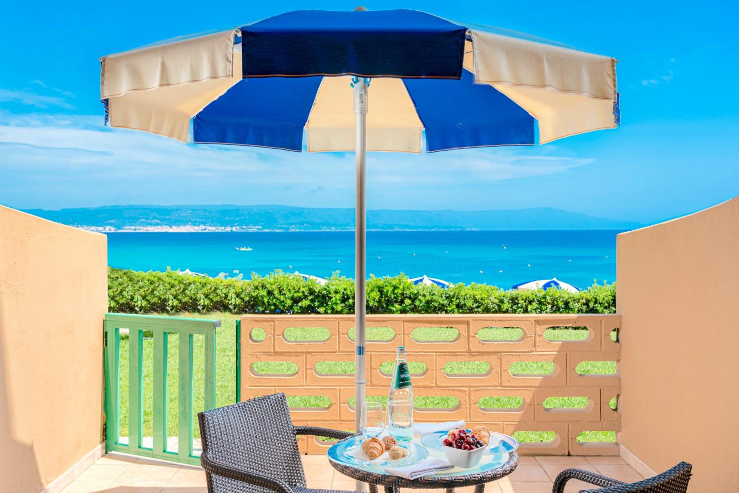 Standard Triple Room with Sea View photo 3