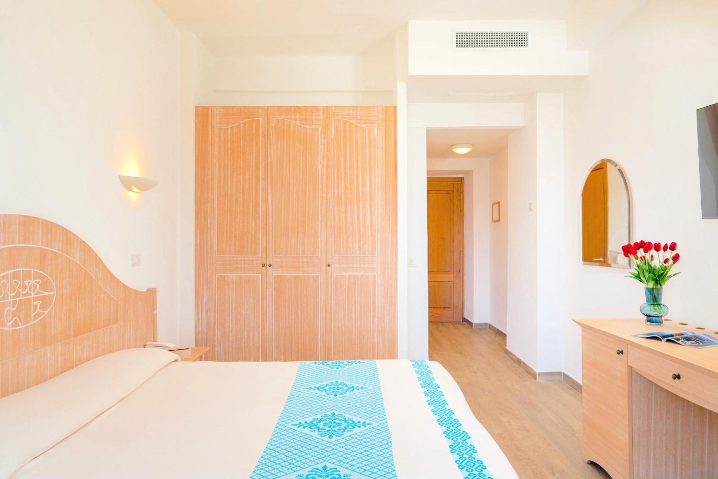 Superior Triple Room with Sea View - Photo 3