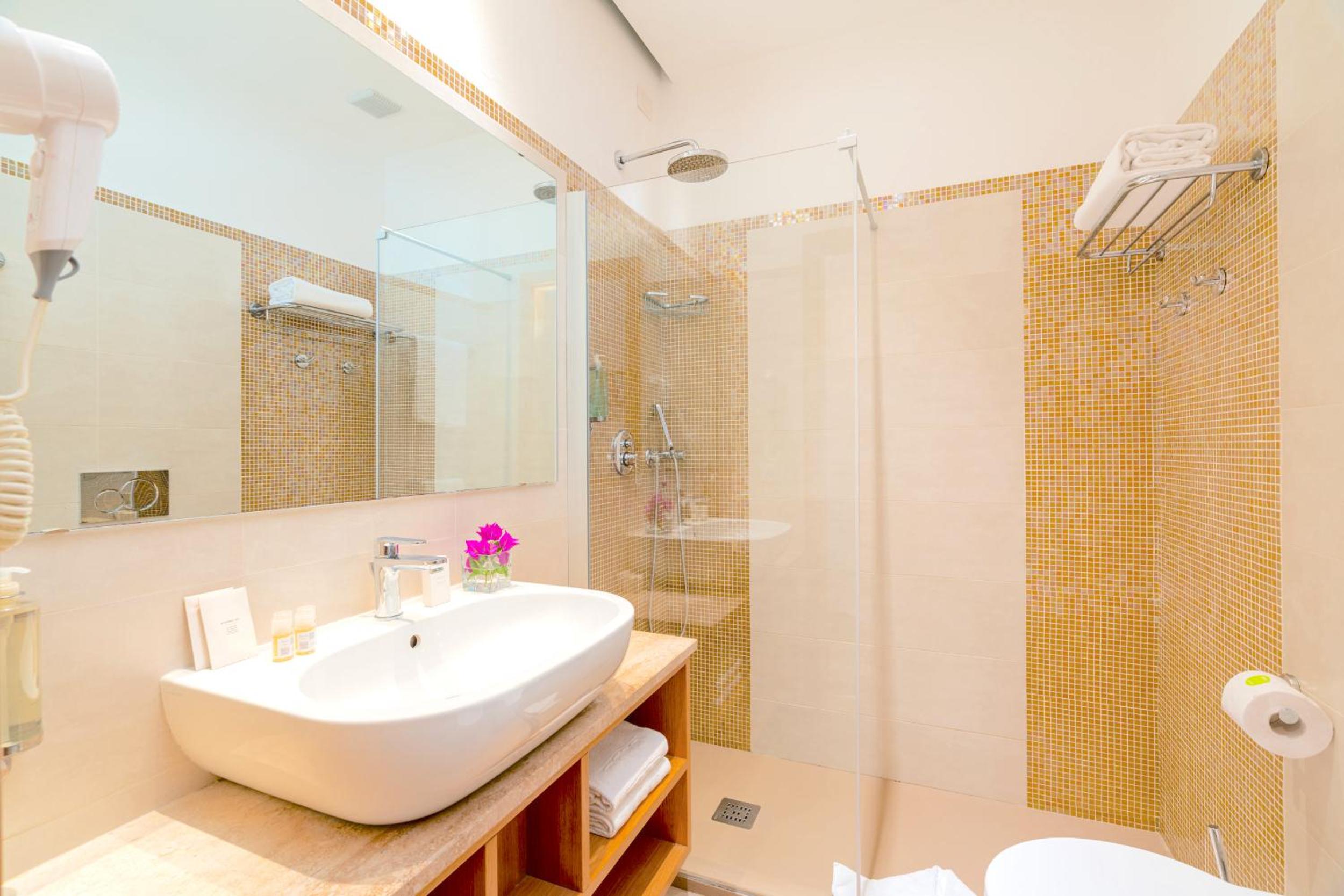 Triple Room with Balcony - Photo 5