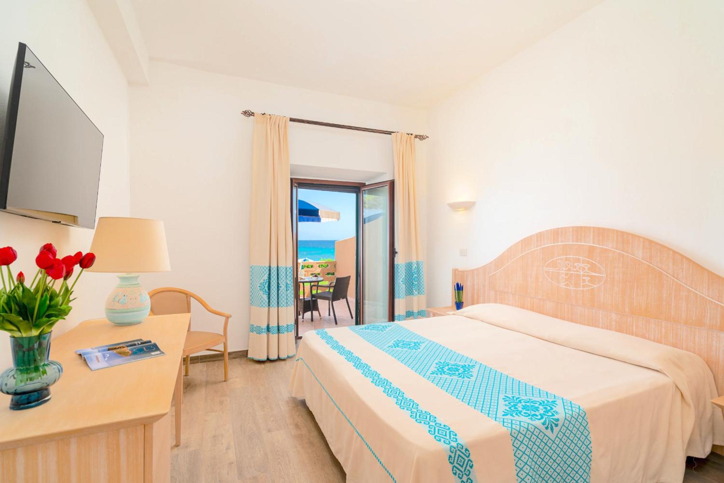 Superior Triple Room with Sea View - Photo 4