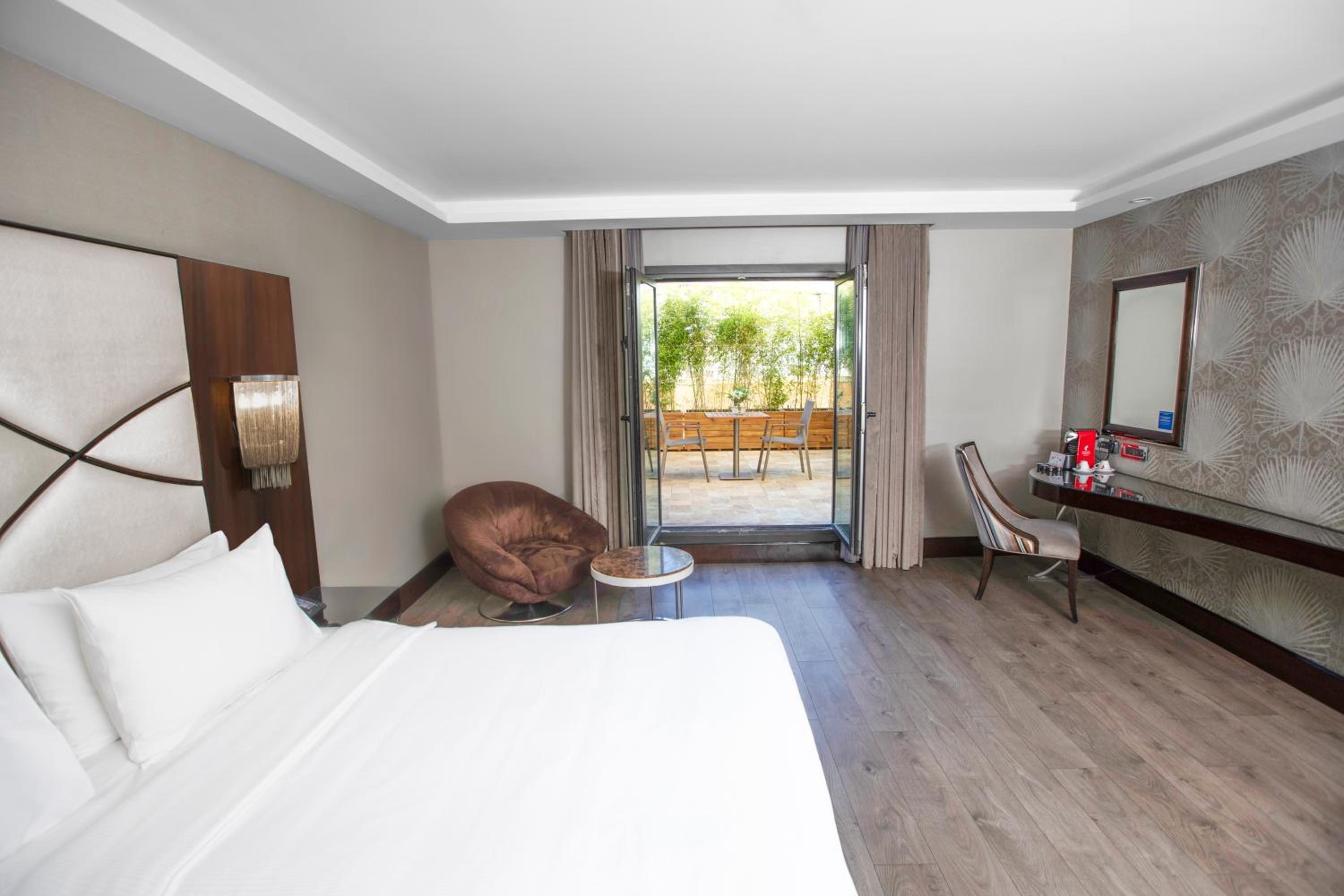 Deluxe King Room with Terrace thumbnail 6