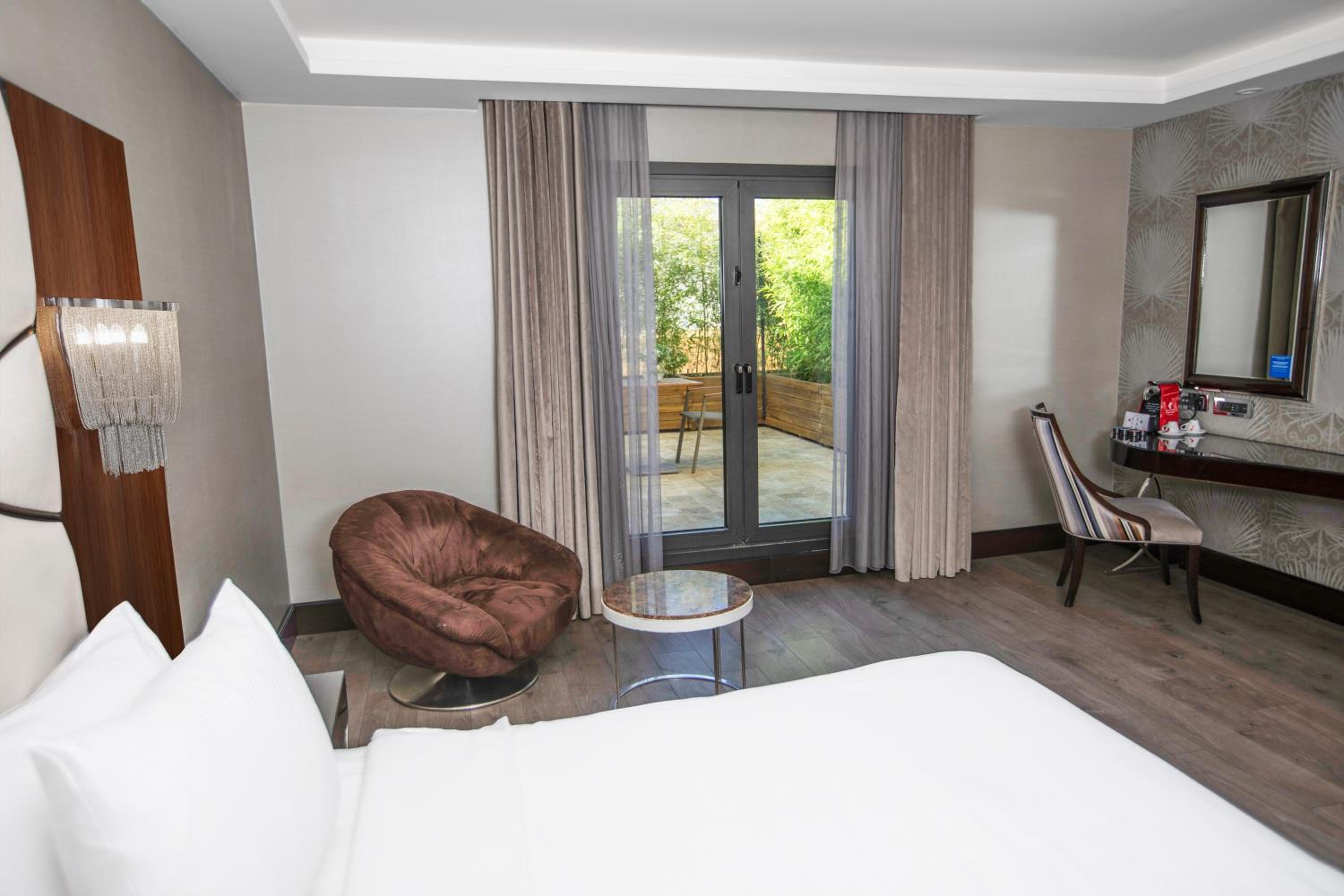 Deluxe King Room with Terrace thumbnail 5
