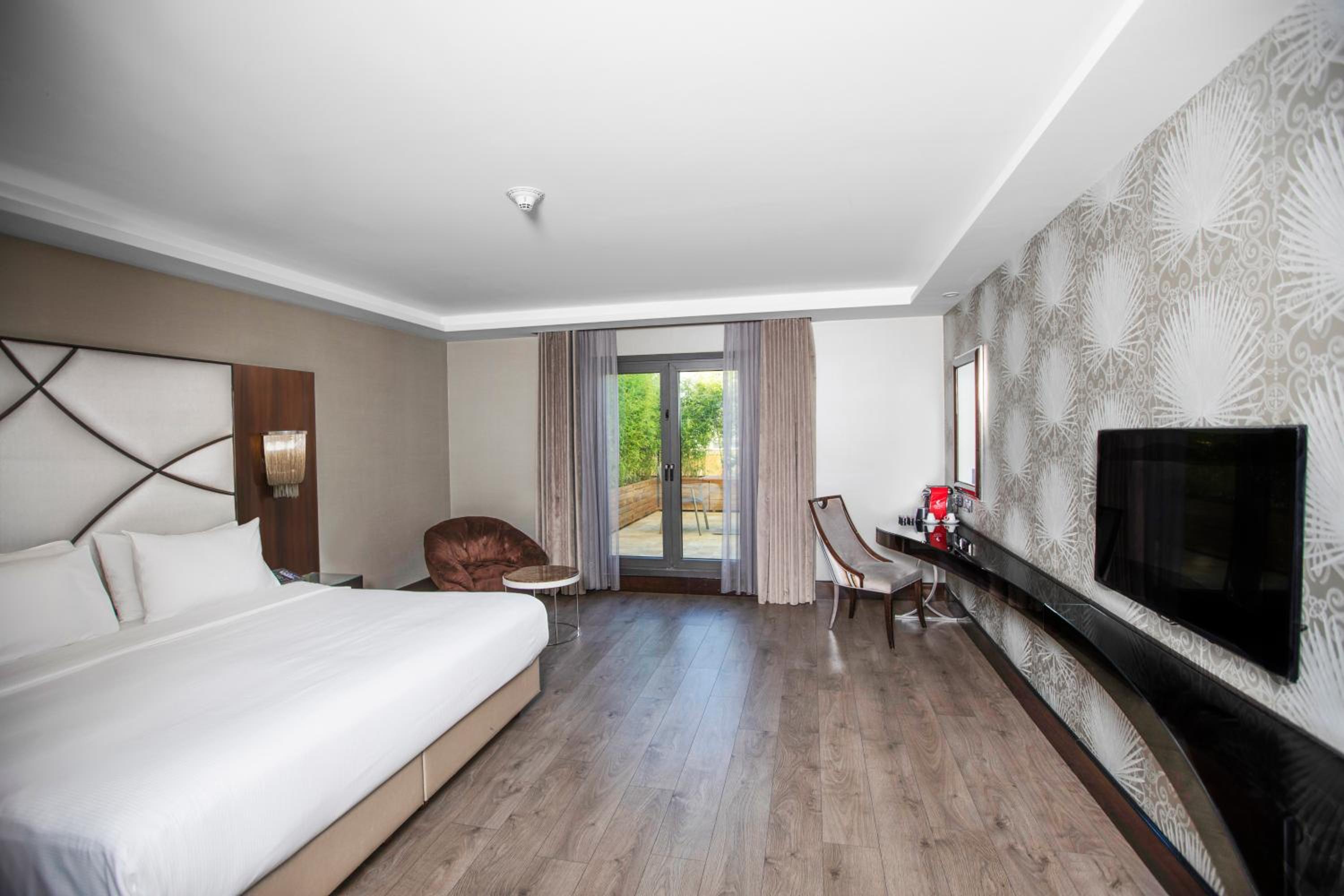 Deluxe King Room with Terrace
