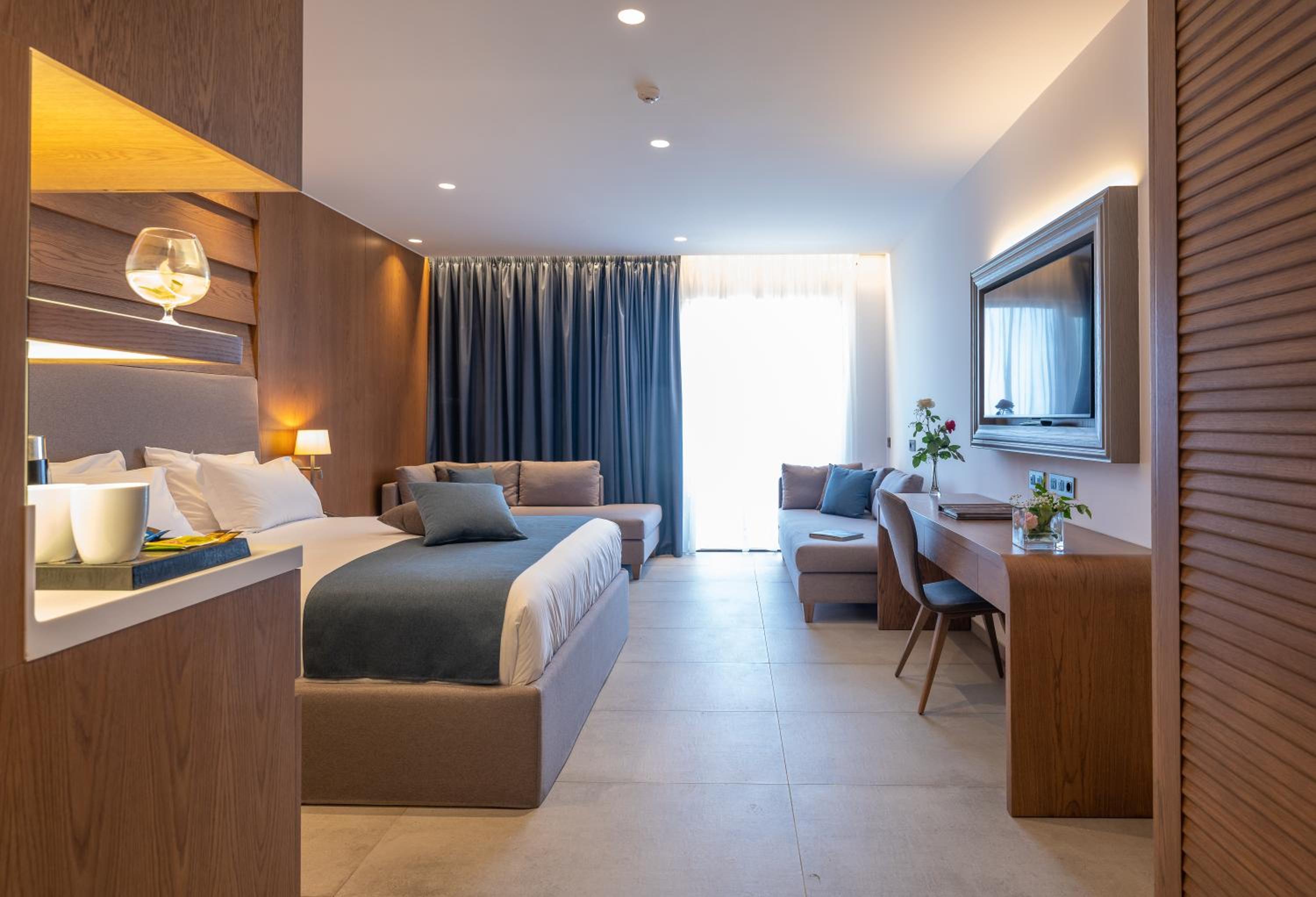 Luxury family room open plan Garden view