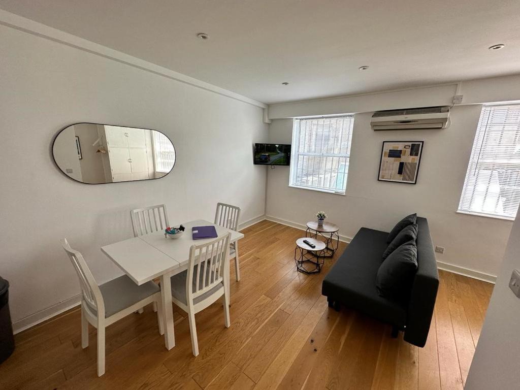 One-Bedroom Apartment photo 2
