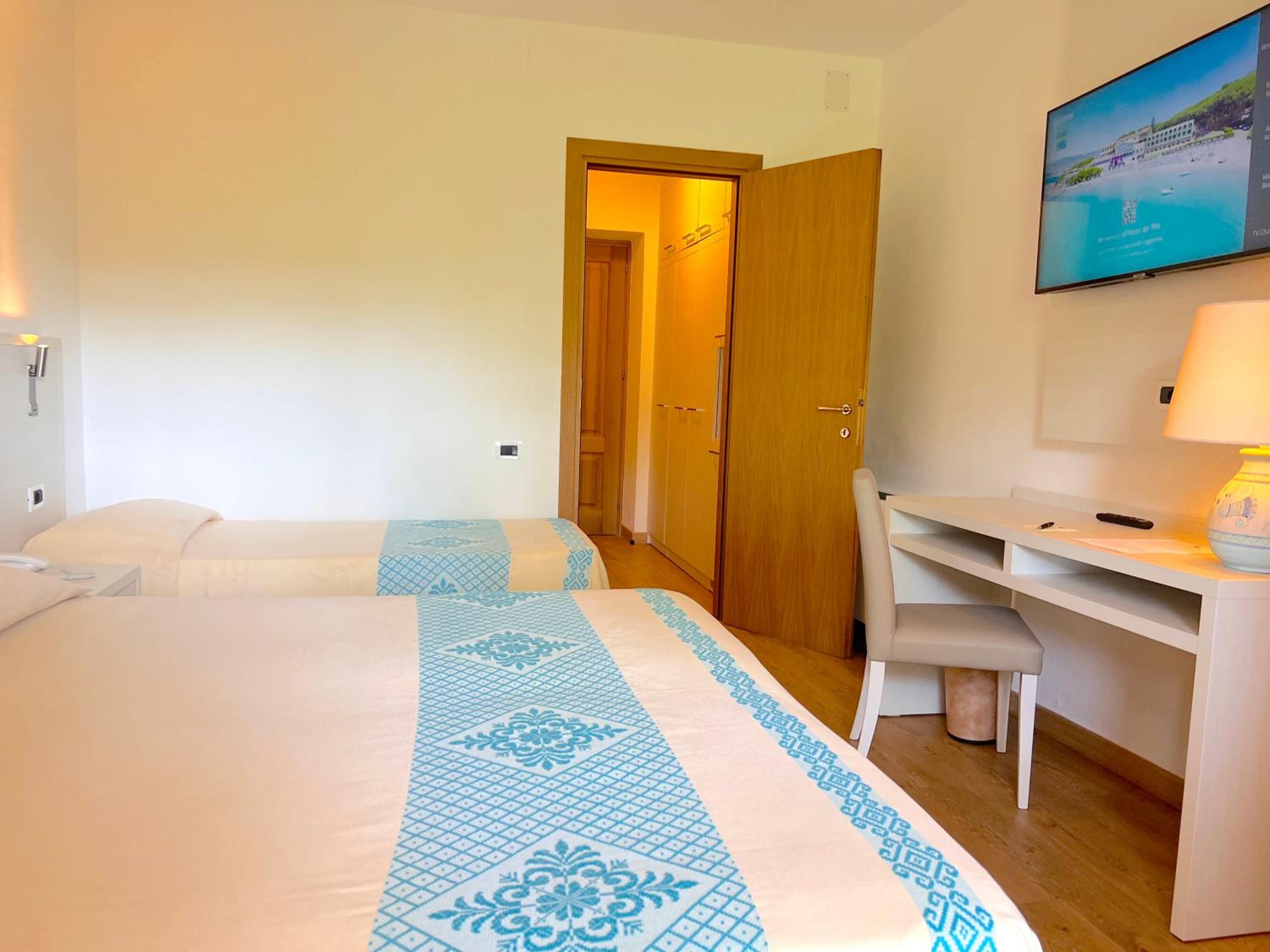 Triple Room with Balcony - Photo 8