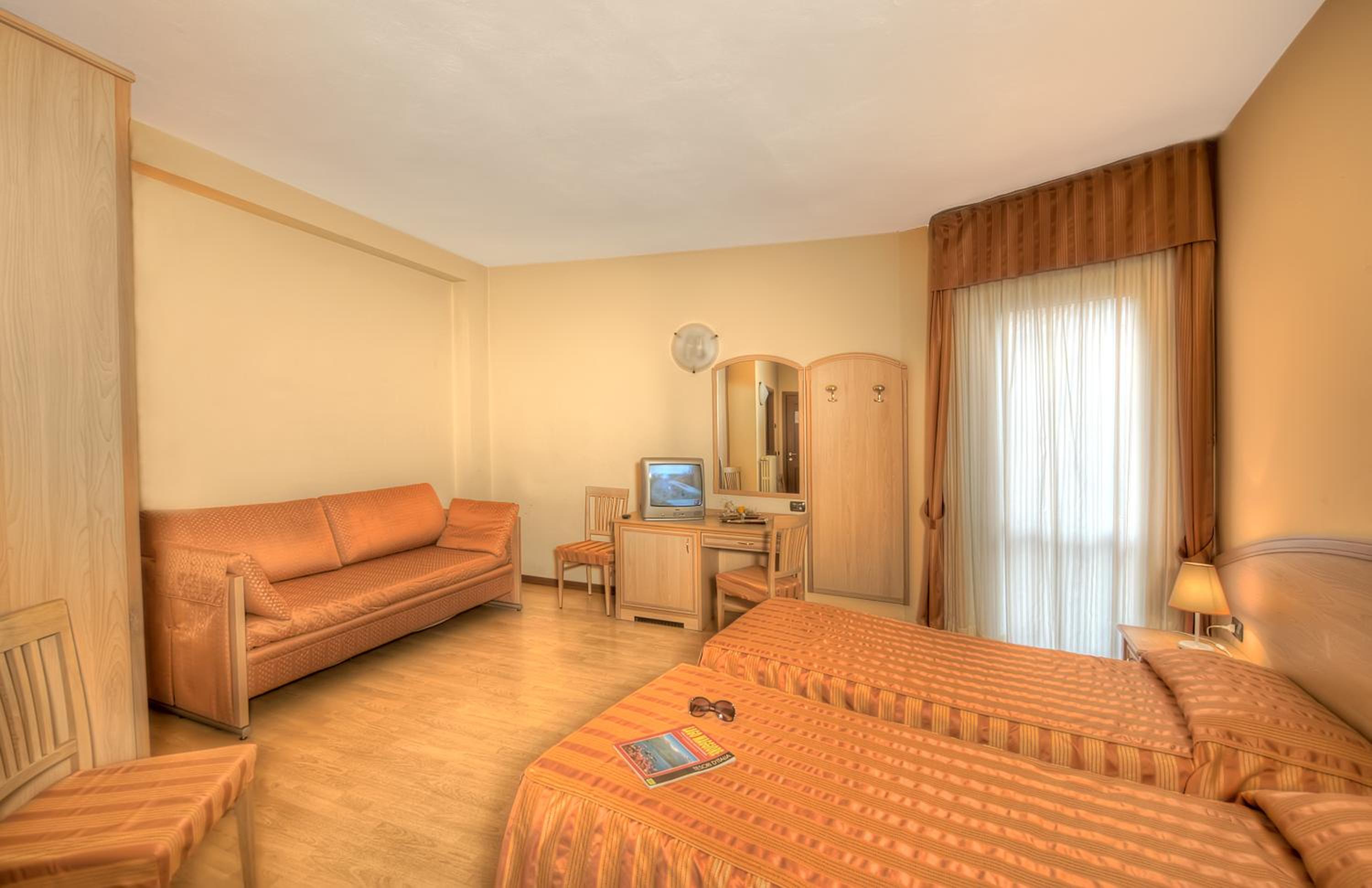 Family Room (2 Adults + 2 Children) - Photo 1