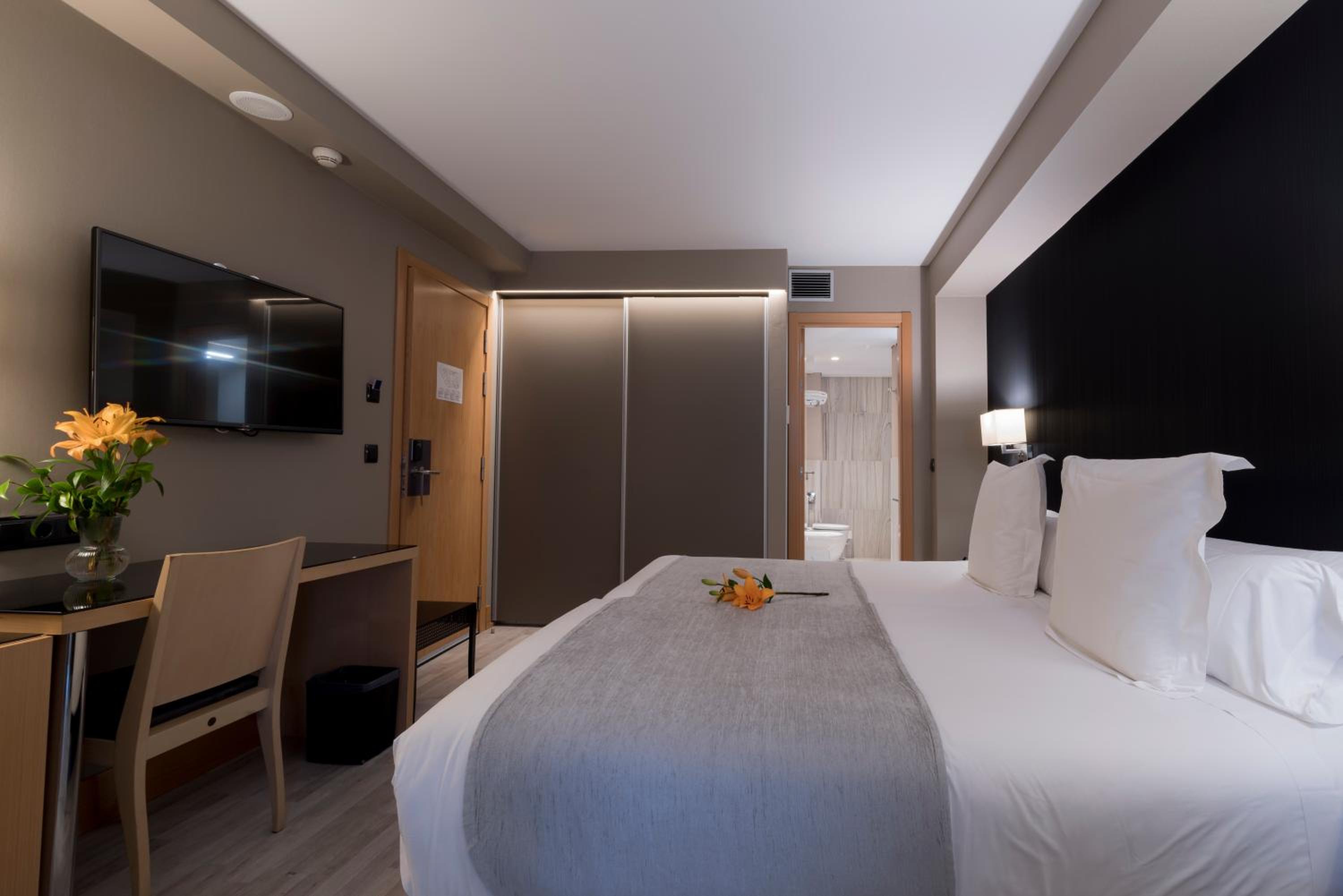 Double or Twin Room - Photo 7