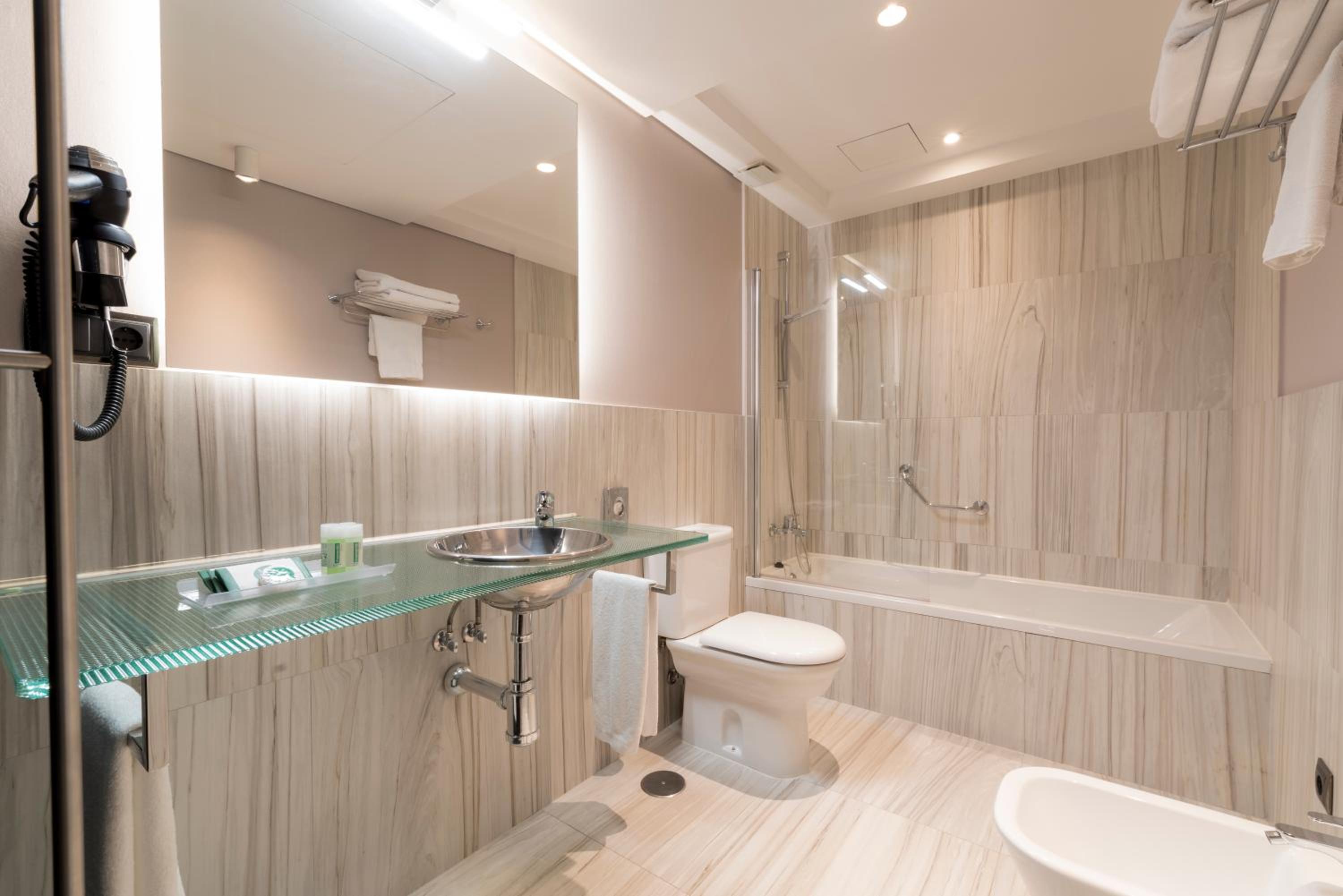 Double or Twin Room - Photo 8