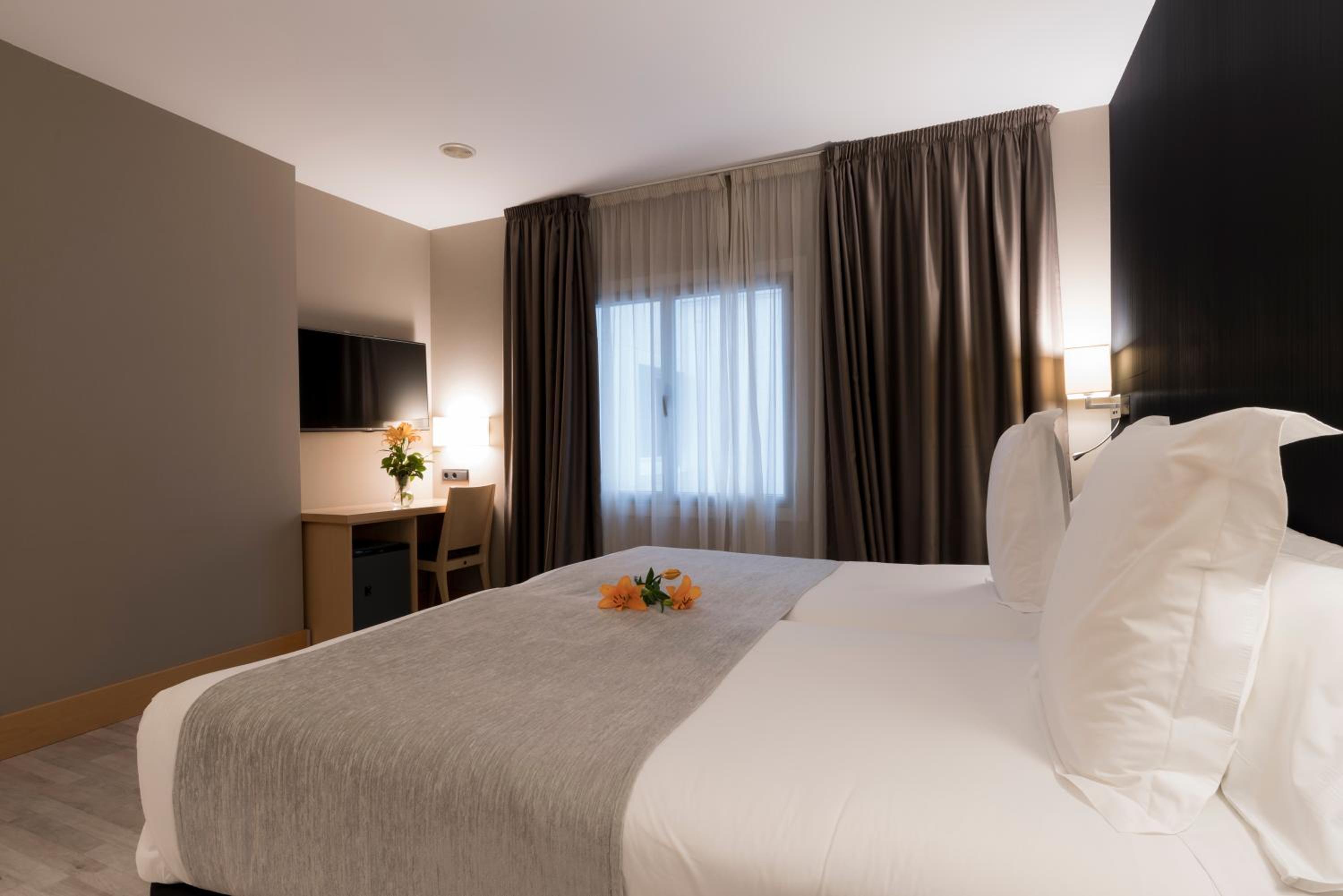 Double or Twin Room - Photo 13